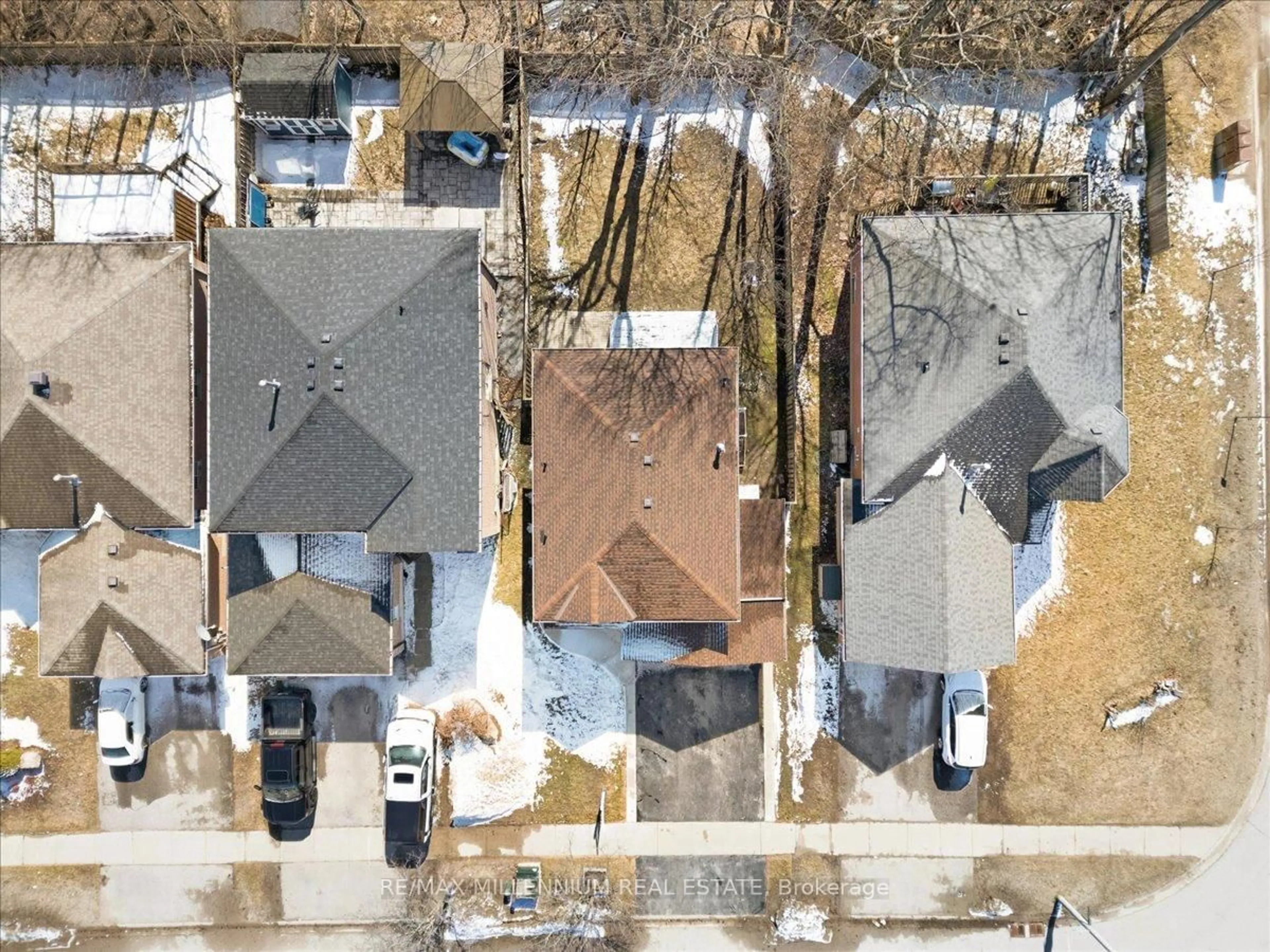 A pic from outside/outdoor area/front of a property/back of a property/a pic from drone, street for 3 Masters Dr, Barrie Ontario L4M 6W4