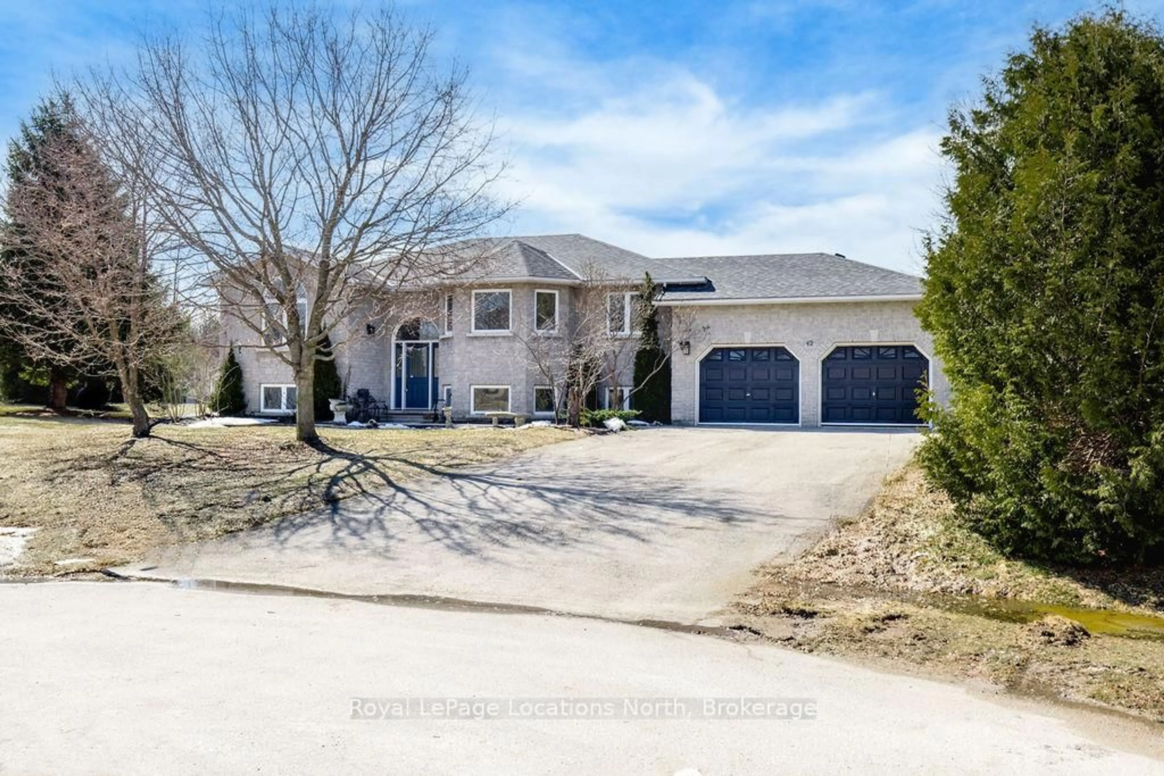 A pic from outside/outdoor area/front of a property/back of a property/a pic from drone, street for 42 CLUB Crt, Wasaga Beach Ontario L9Z 1M4