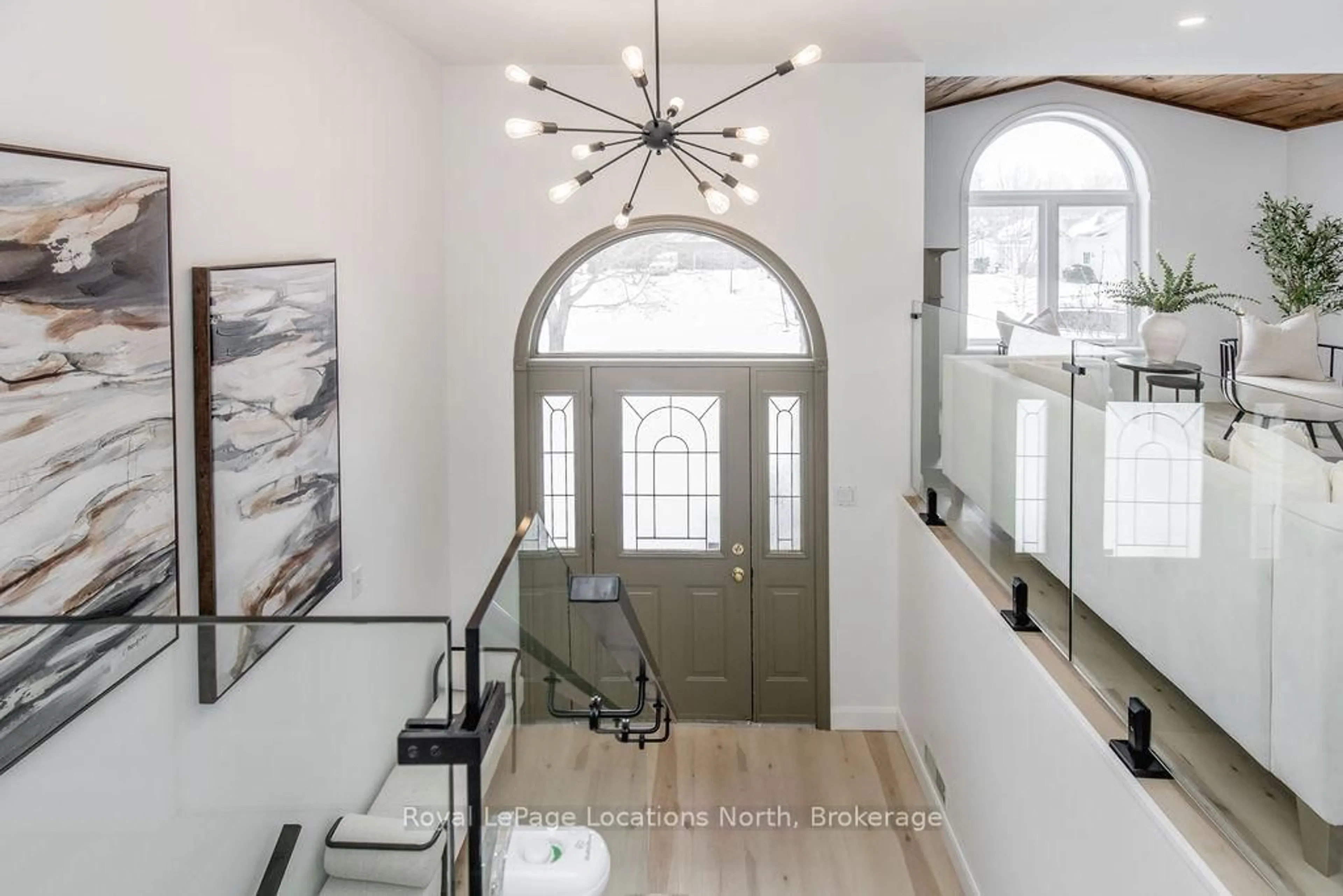 Indoor entryway for 42 CLUB Crt, Wasaga Beach Ontario L9Z 1M4