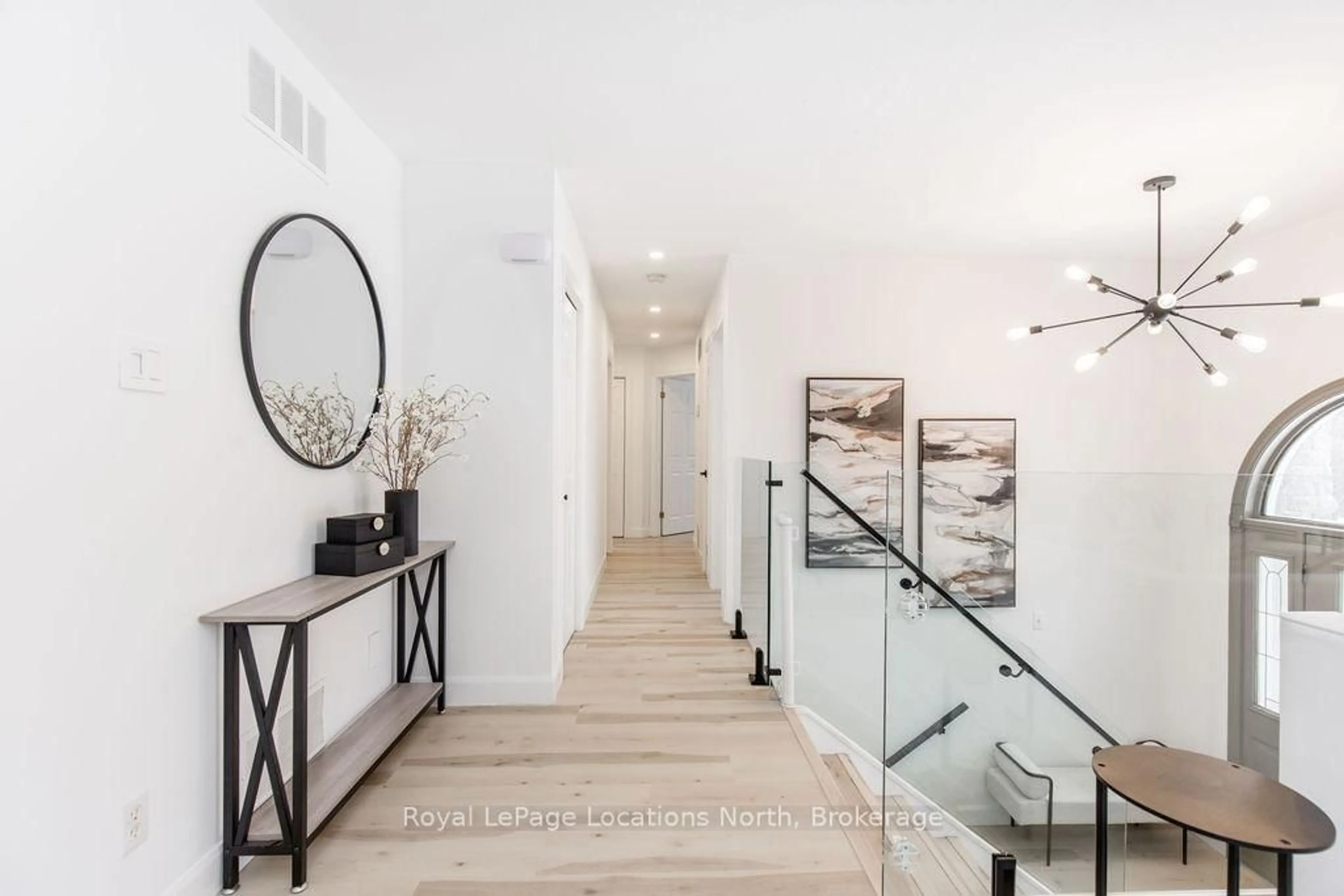 Indoor entryway for 42 CLUB Crt, Wasaga Beach Ontario L9Z 1M4
