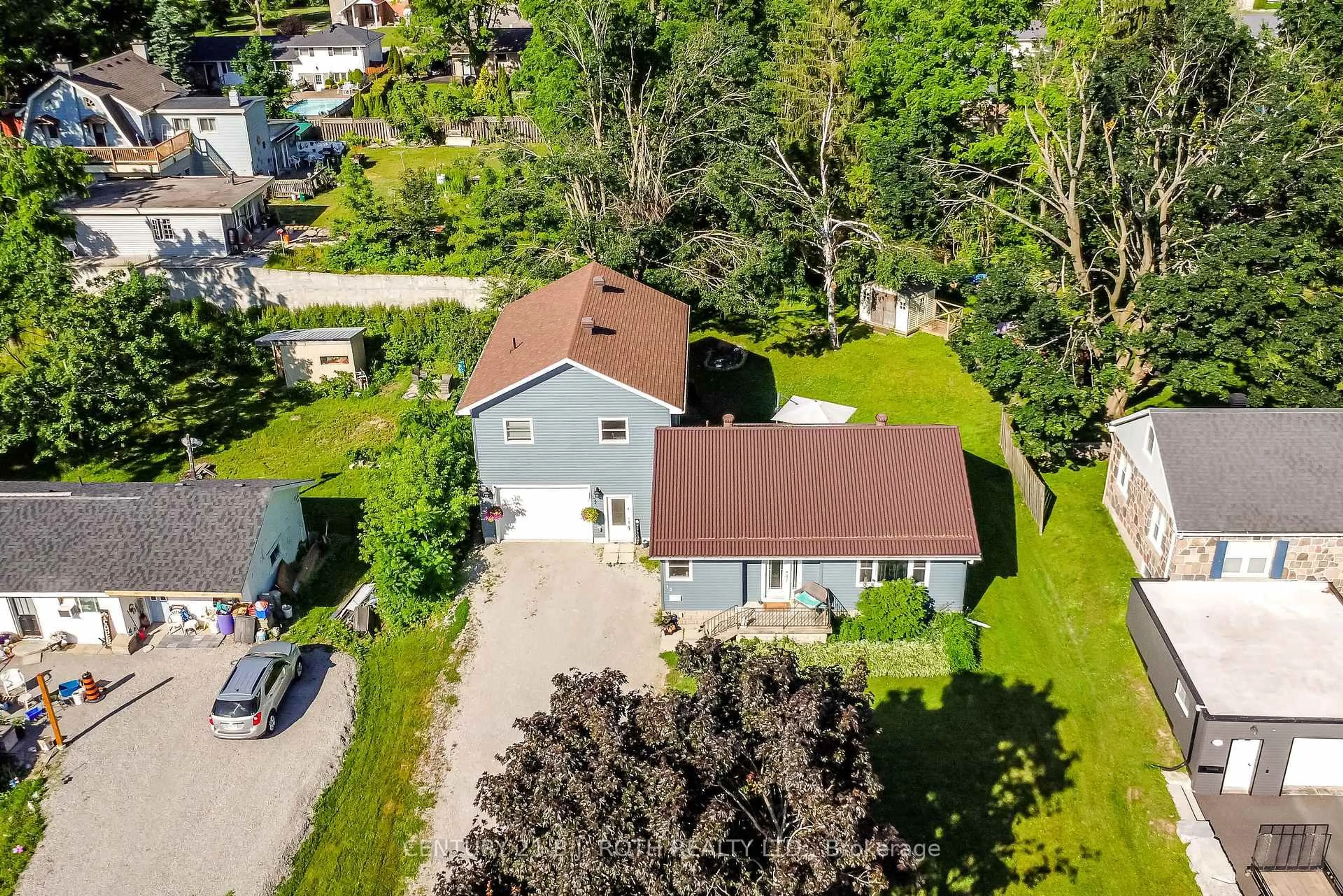 A pic from outside/outdoor area/front of a property/back of a property/a pic from drone, street for 13 Fitton Hts, Orillia Ontario L3V 4M7