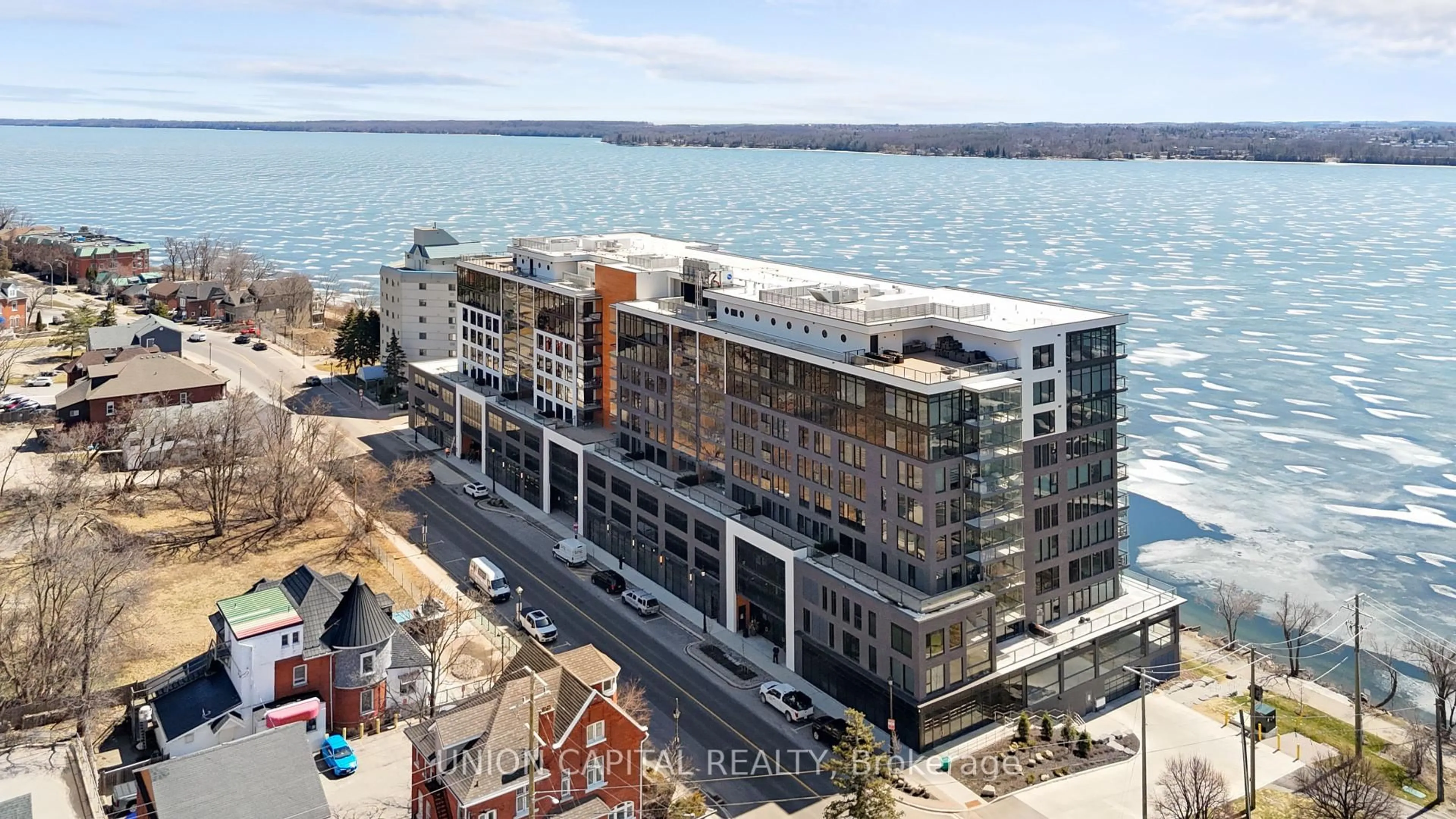 A pic from outside/outdoor area/front of a property/back of a property/a pic from drone, building for 185 Dunlop St #621, Barrie Ontario L4M 0L7