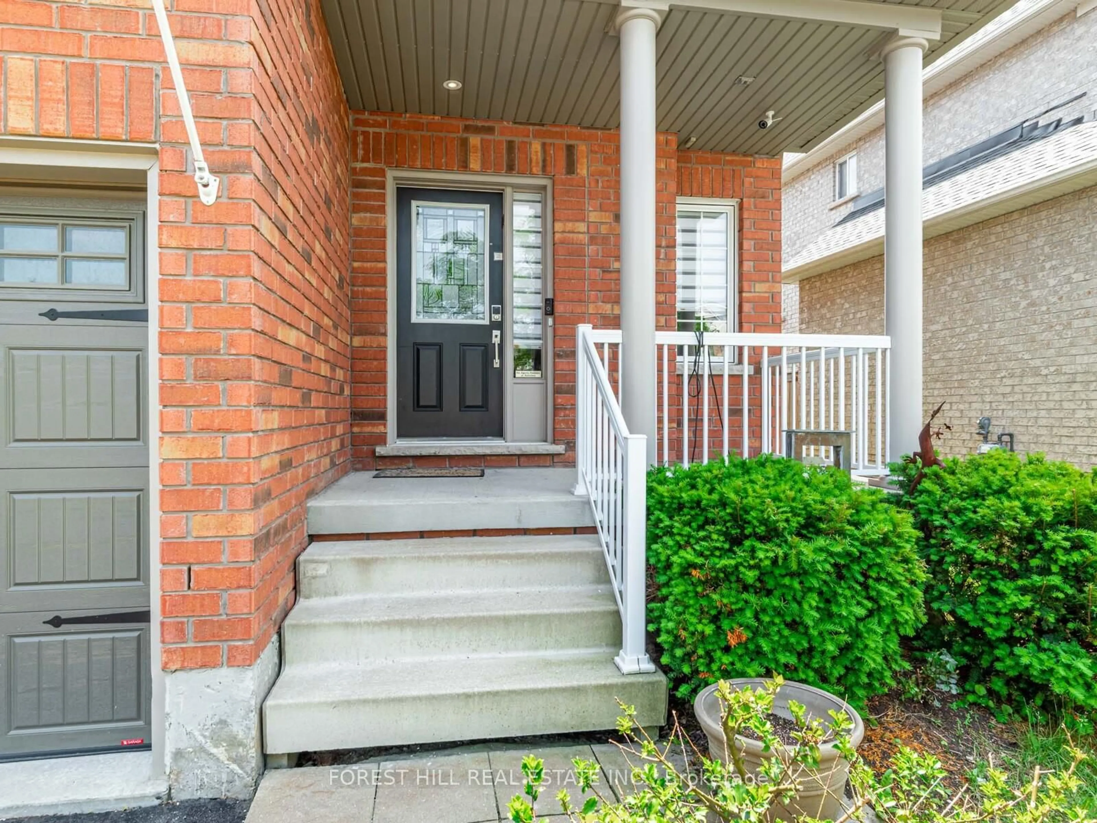 Indoor entryway for 33 CONNAUGHT Lane, Barrie Ontario L4M 0A6