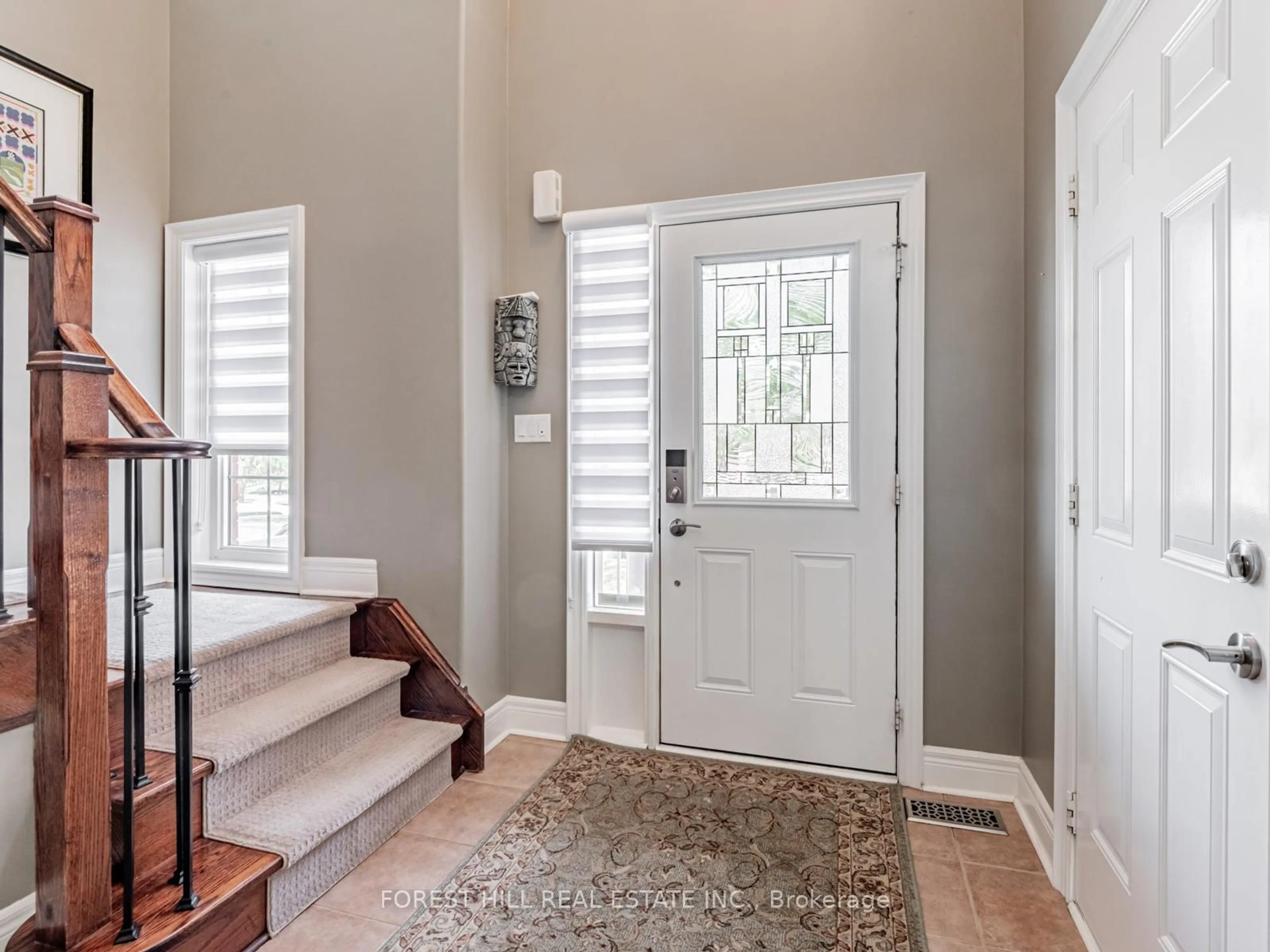 Indoor entryway for 33 CONNAUGHT Lane, Barrie Ontario L4M 0A6