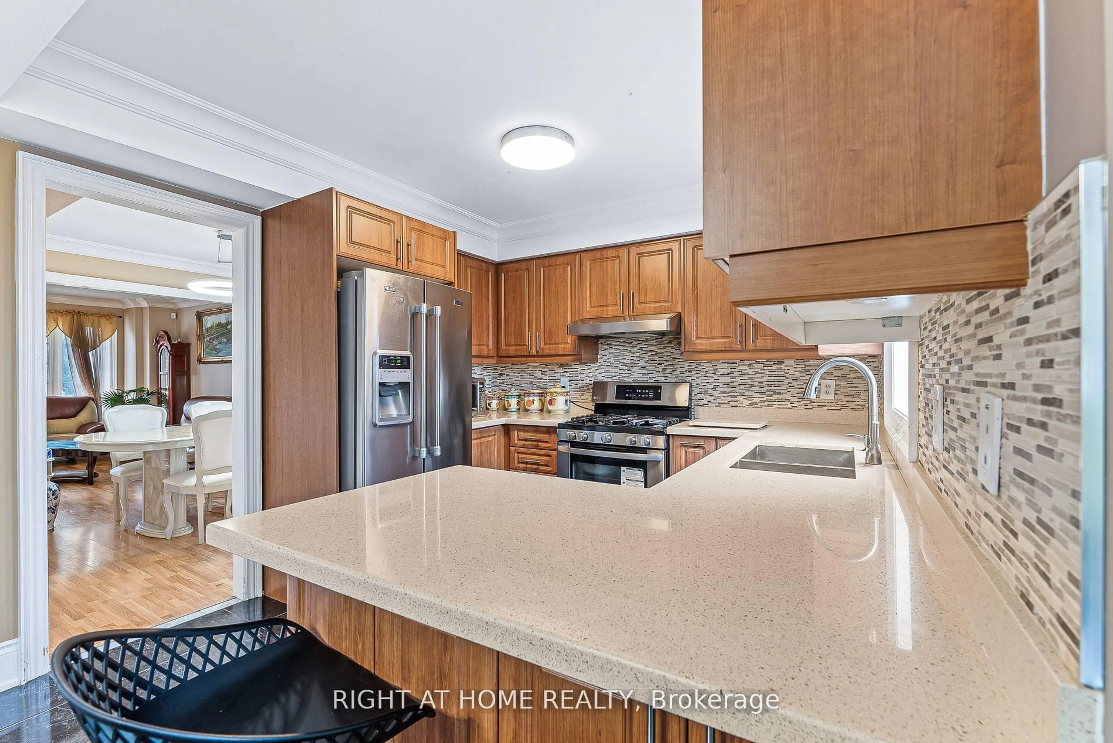 Open concept kitchen, ceramic/tile floor for 154 Country Lane, Barrie Ontario L4N 0N1