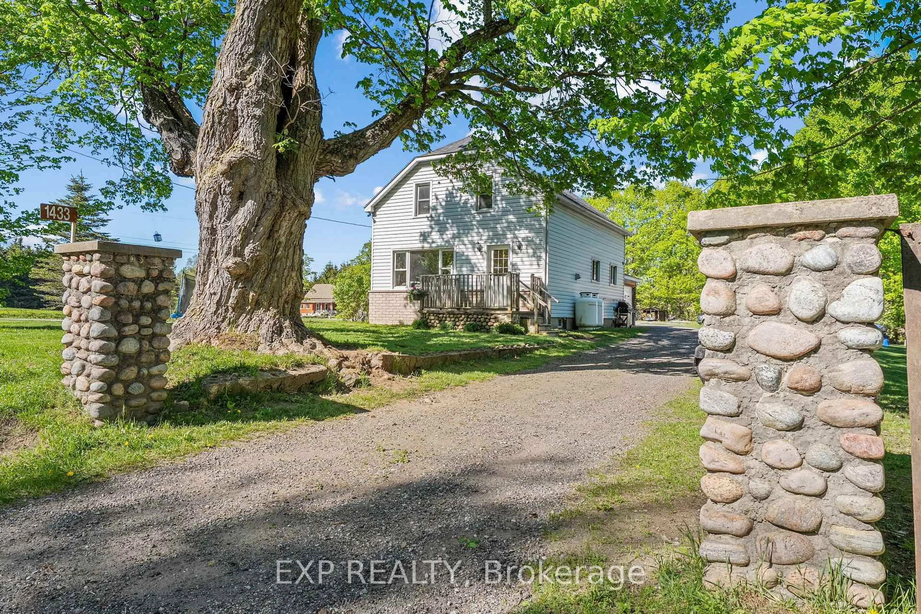 A pic from outside/outdoor area/front of a property/back of a property/a pic from drone, street for 1433 Methodist Point Rd, Tiny Ontario L9M 0S6