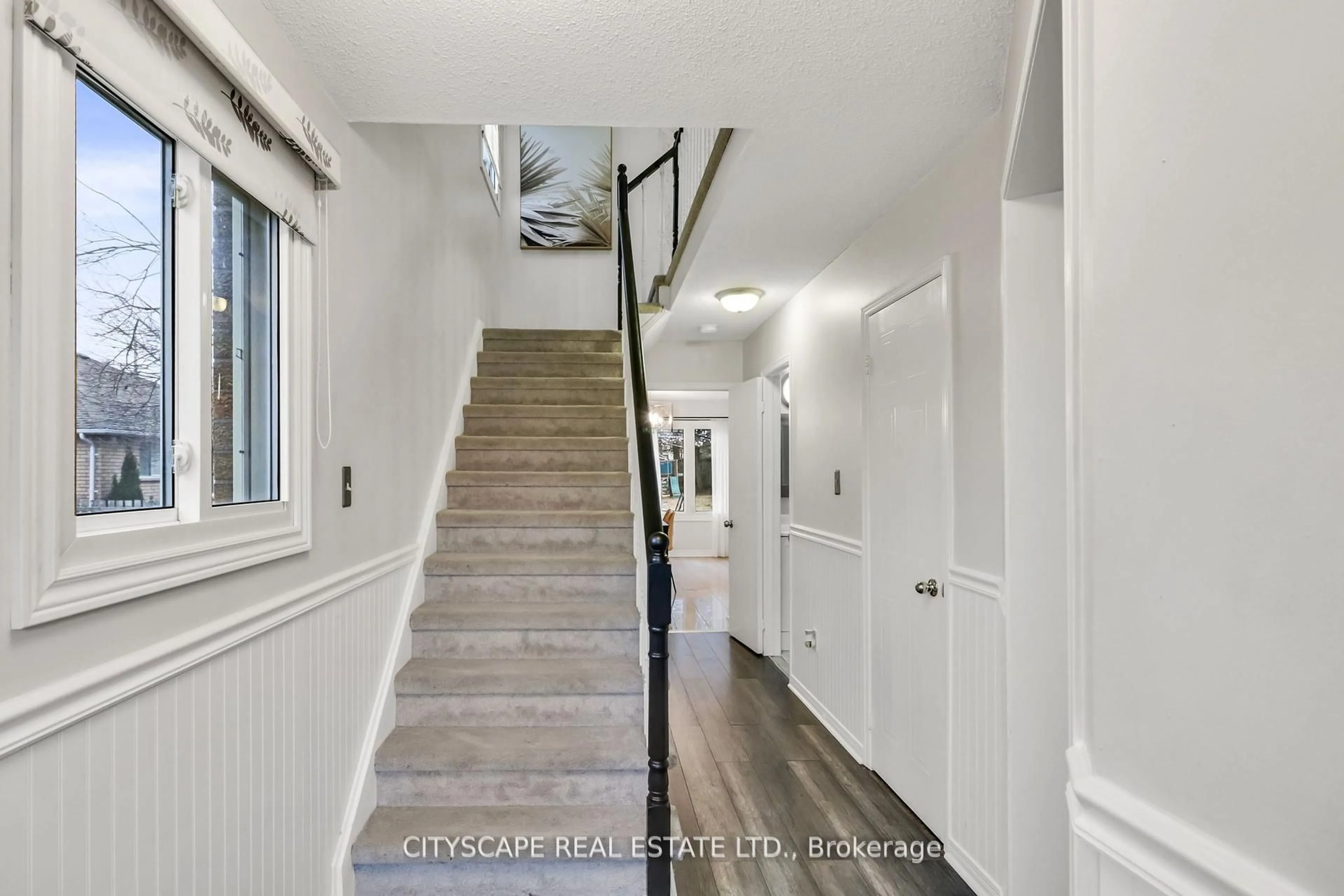 Indoor entryway for 79 Weatherup Cres, Barrie Ontario L4N 7J7
