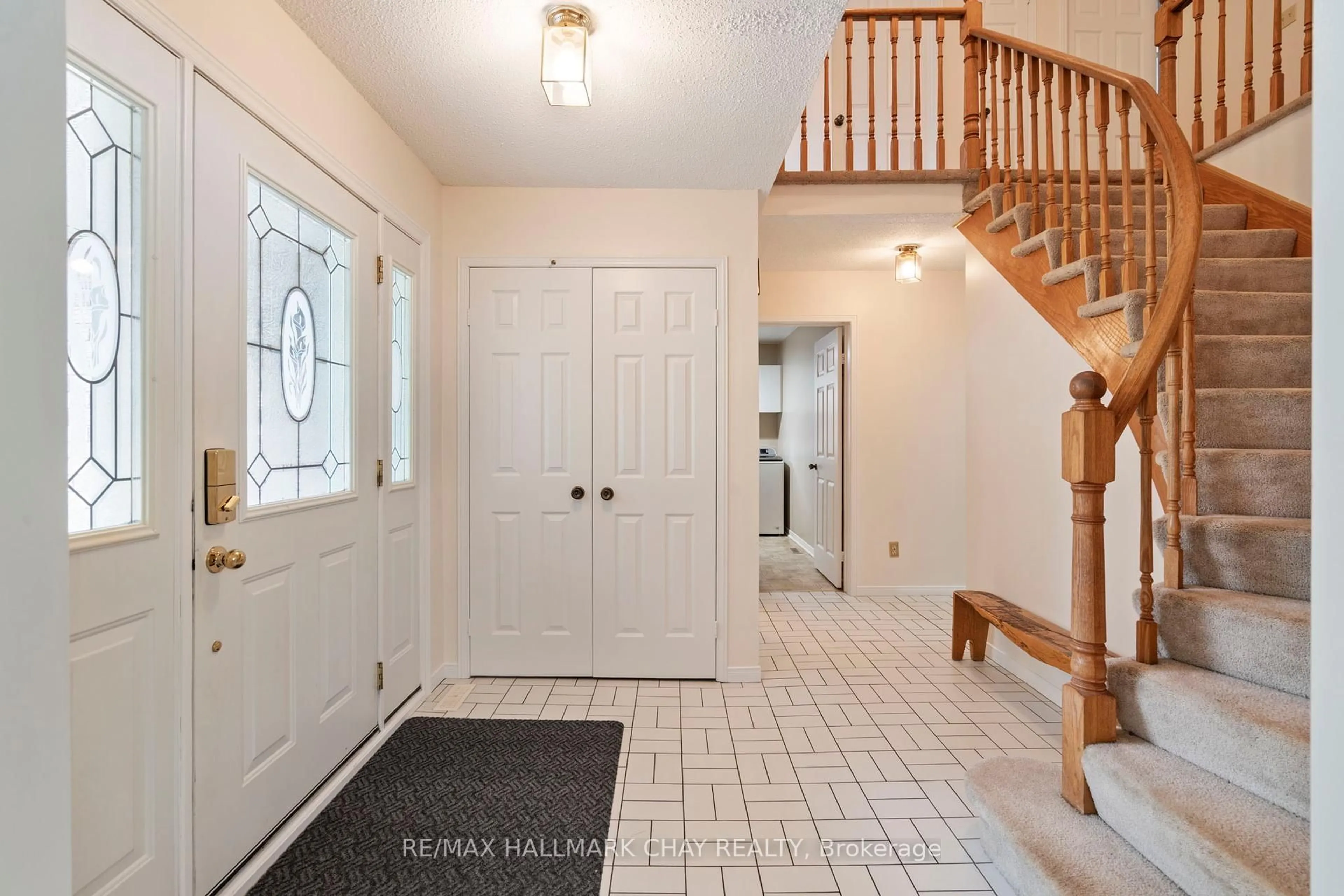 Indoor entryway for 25 TRILLIUM Cres, Barrie Ontario L4N 5S1