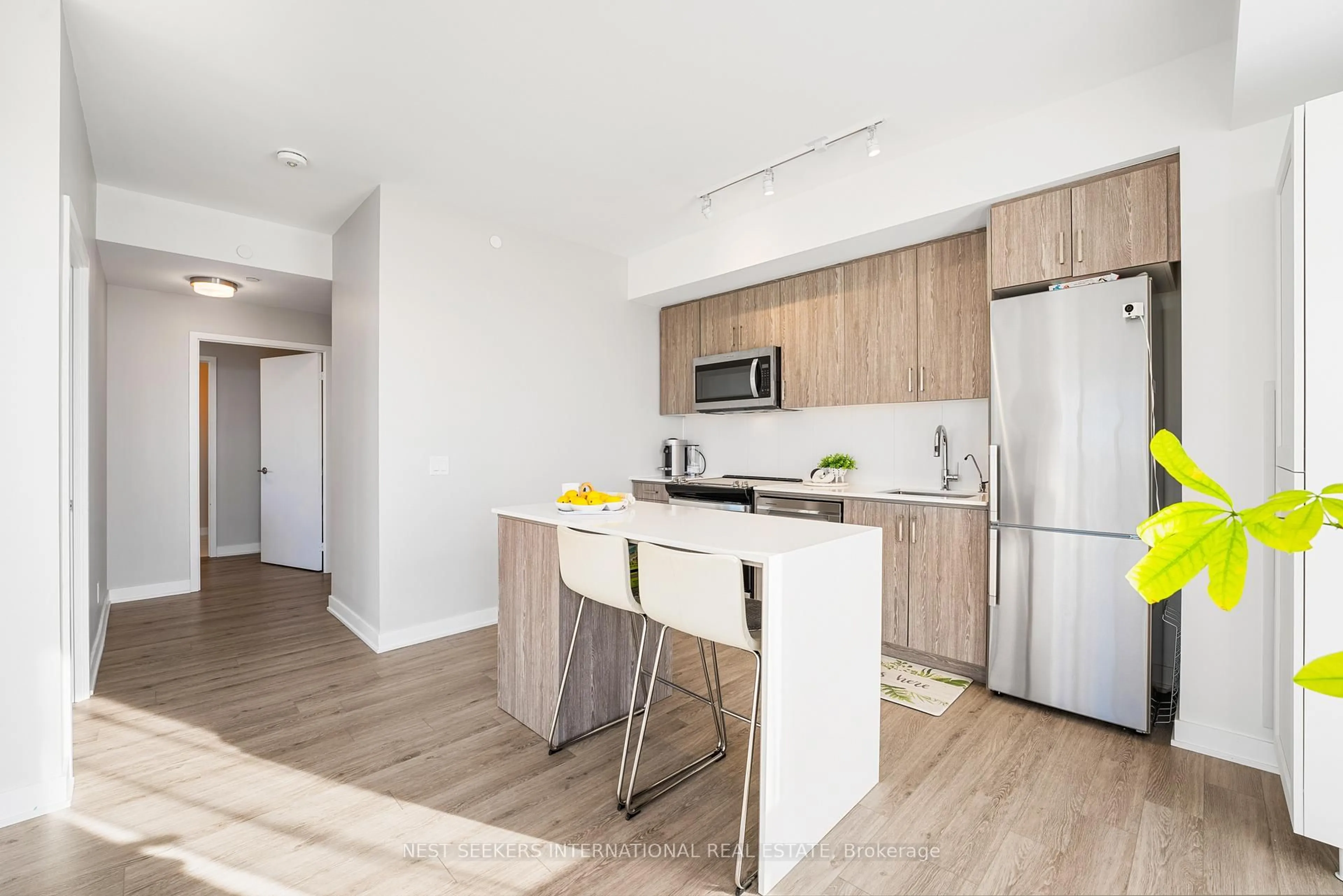 Open concept kitchen, wood/laminate floor for 681 Yonge St #424, Barrie Ontario L4N 4E8