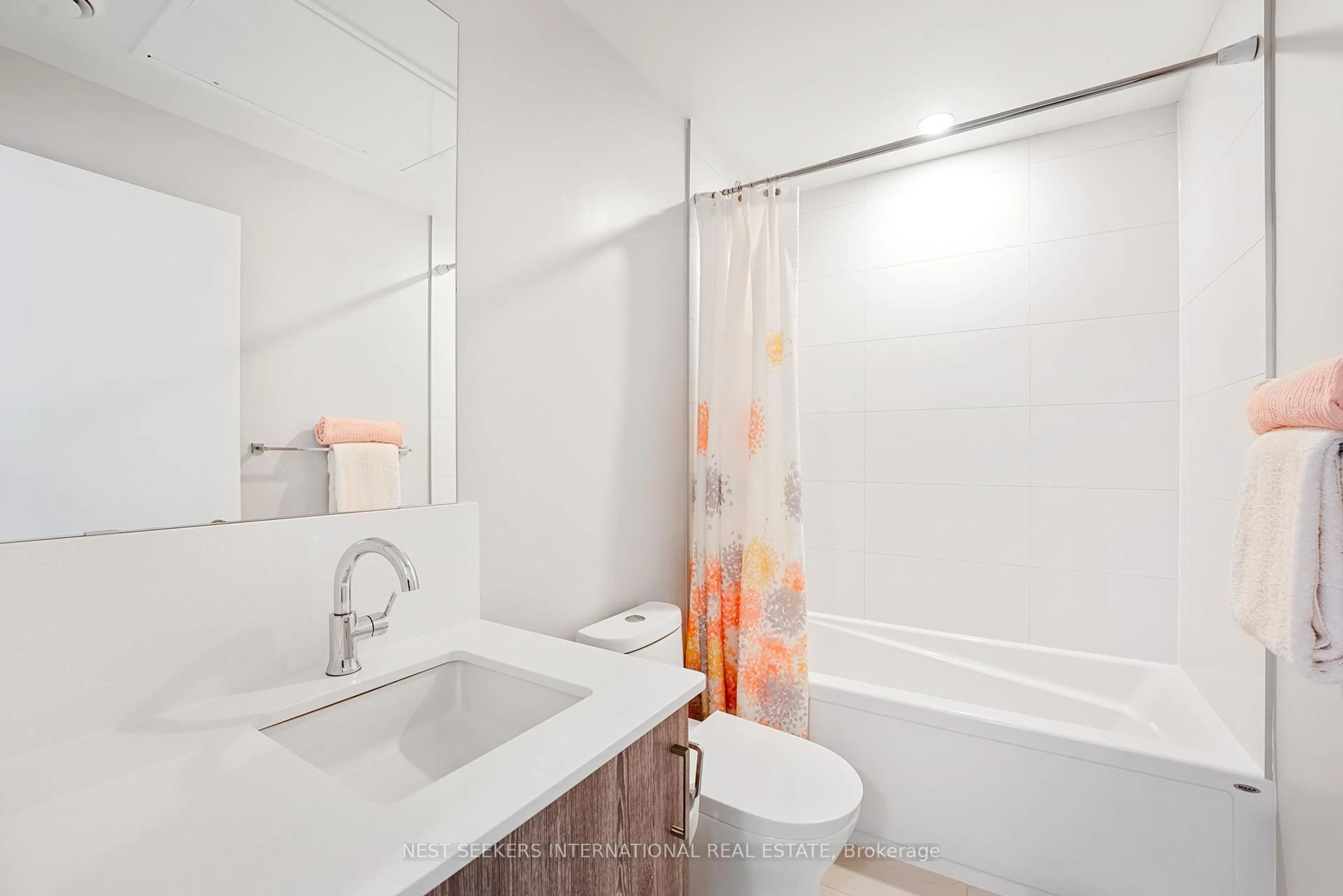 Standard bathroom, ceramic/tile floor for 681 Yonge St #424, Barrie Ontario L4N 4E8
