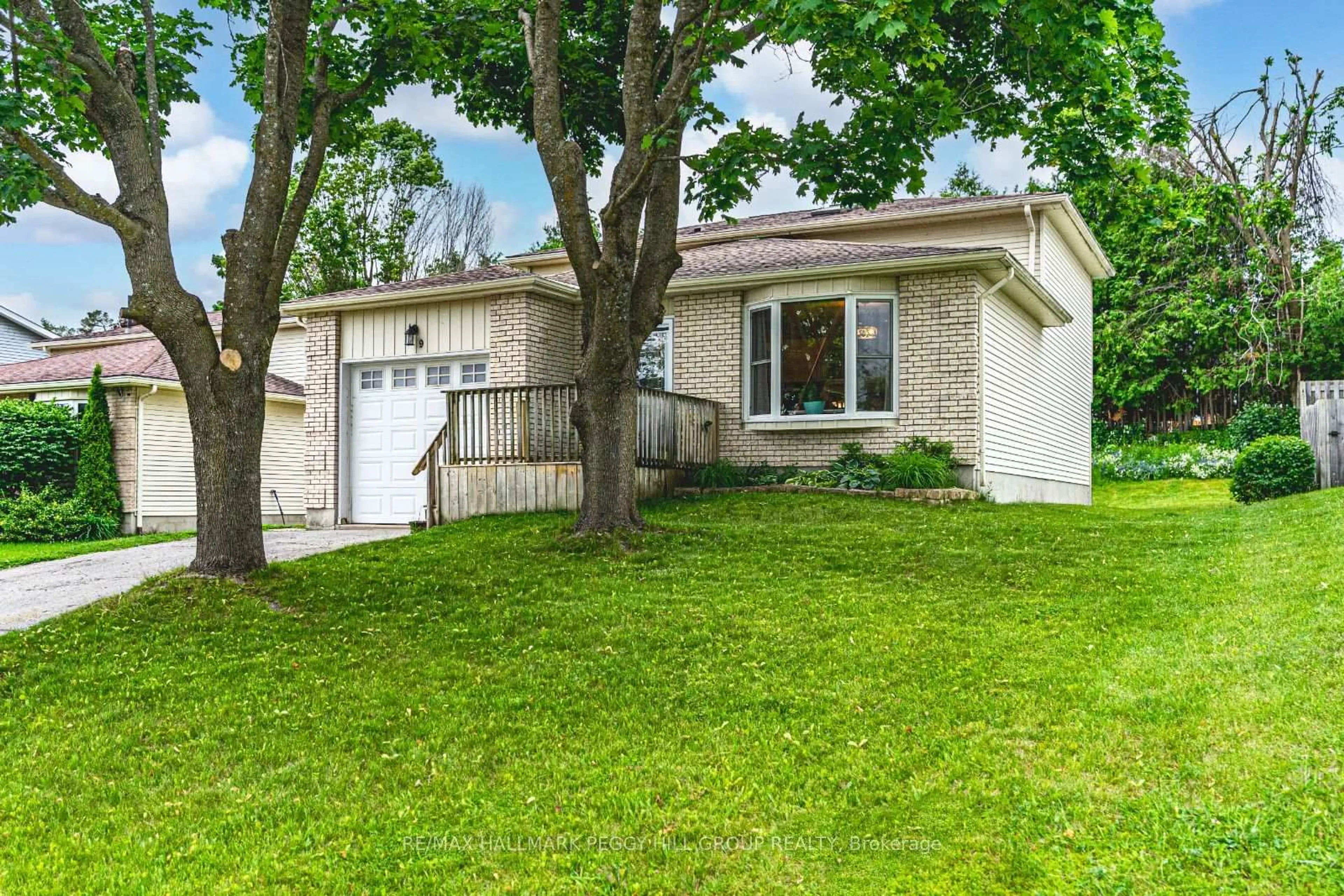 Home with vinyl exterior material, street for 29 First St, Orillia Ontario L3V 4A8