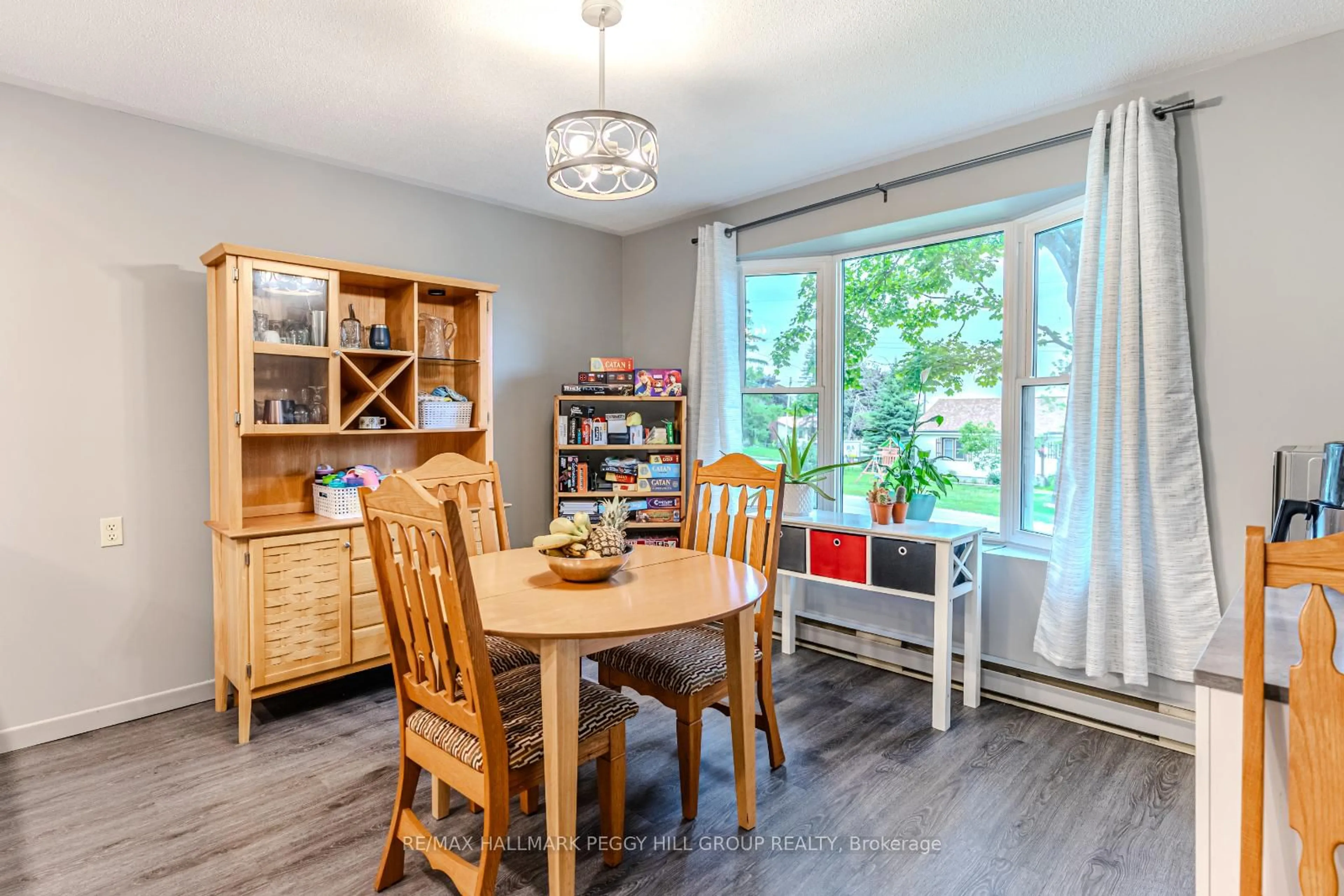 Dining room, wood/laminate floor for 29 First St, Orillia Ontario L3V 4A8