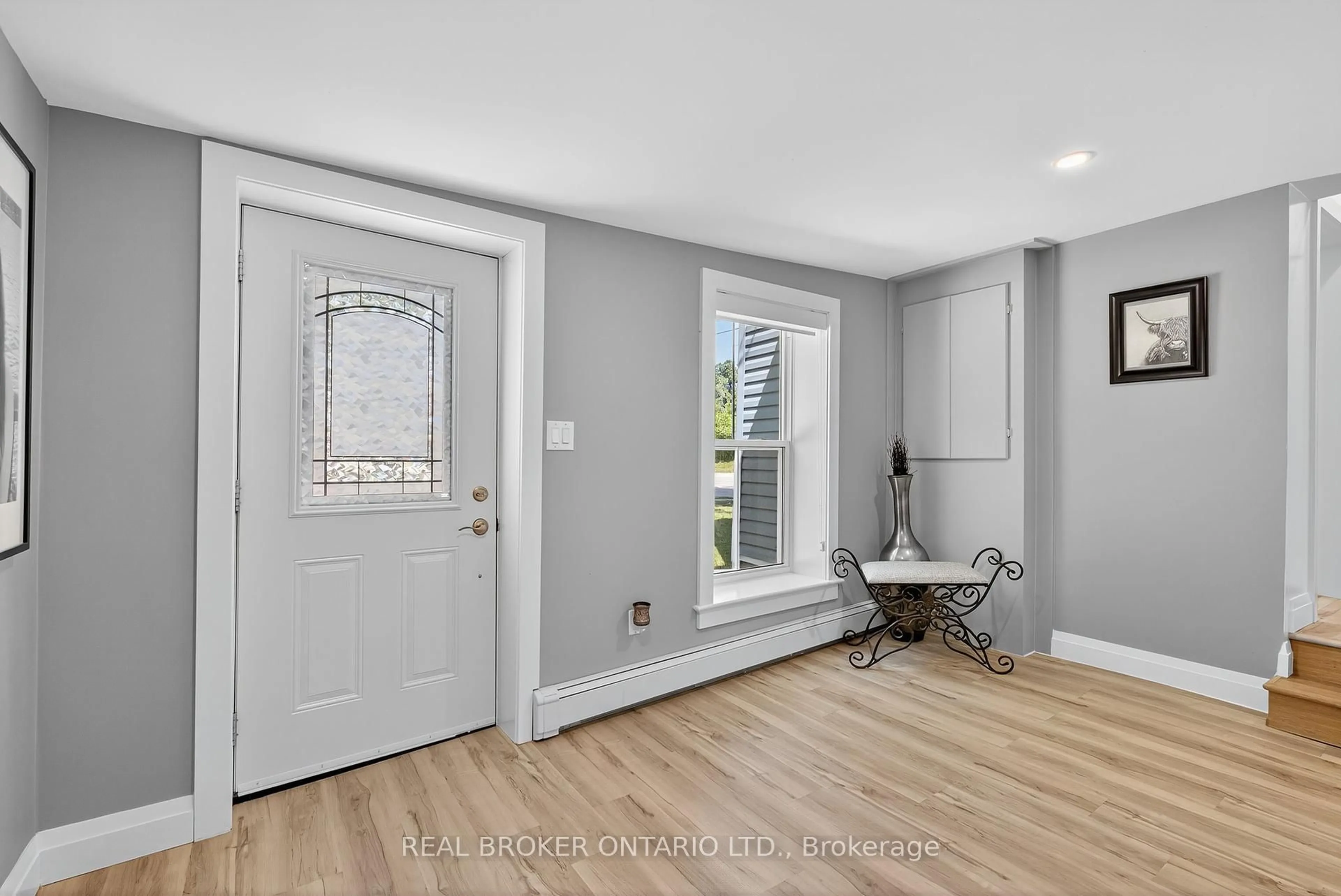 Indoor entryway for 151 Atherley Rd, Orillia Ontario L3V 1N5