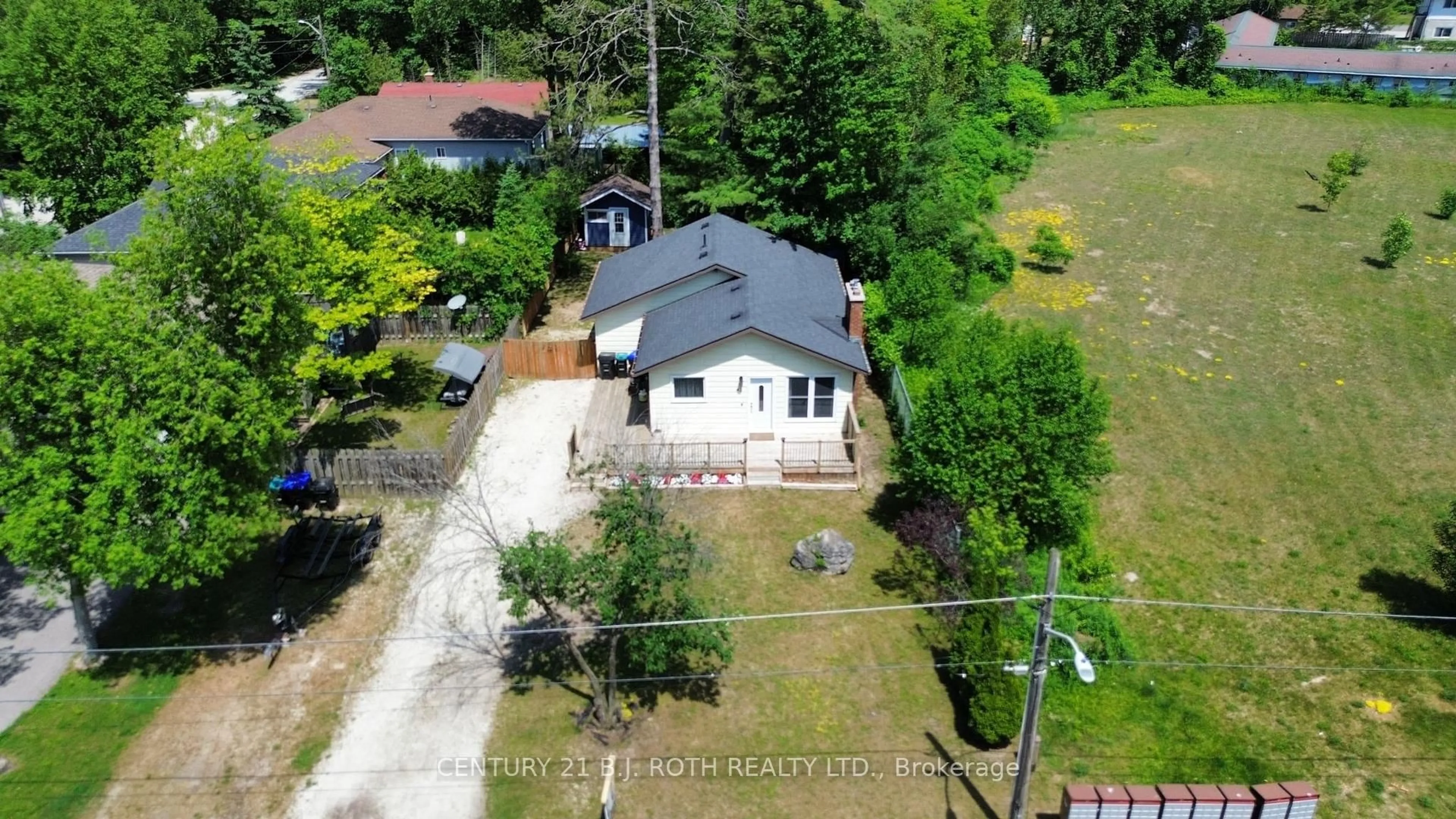 A pic from outside/outdoor area/front of a property/back of a property/a pic from drone, unknown for 43 ELM Dr, Wasaga Beach Ontario L9Z 2L3