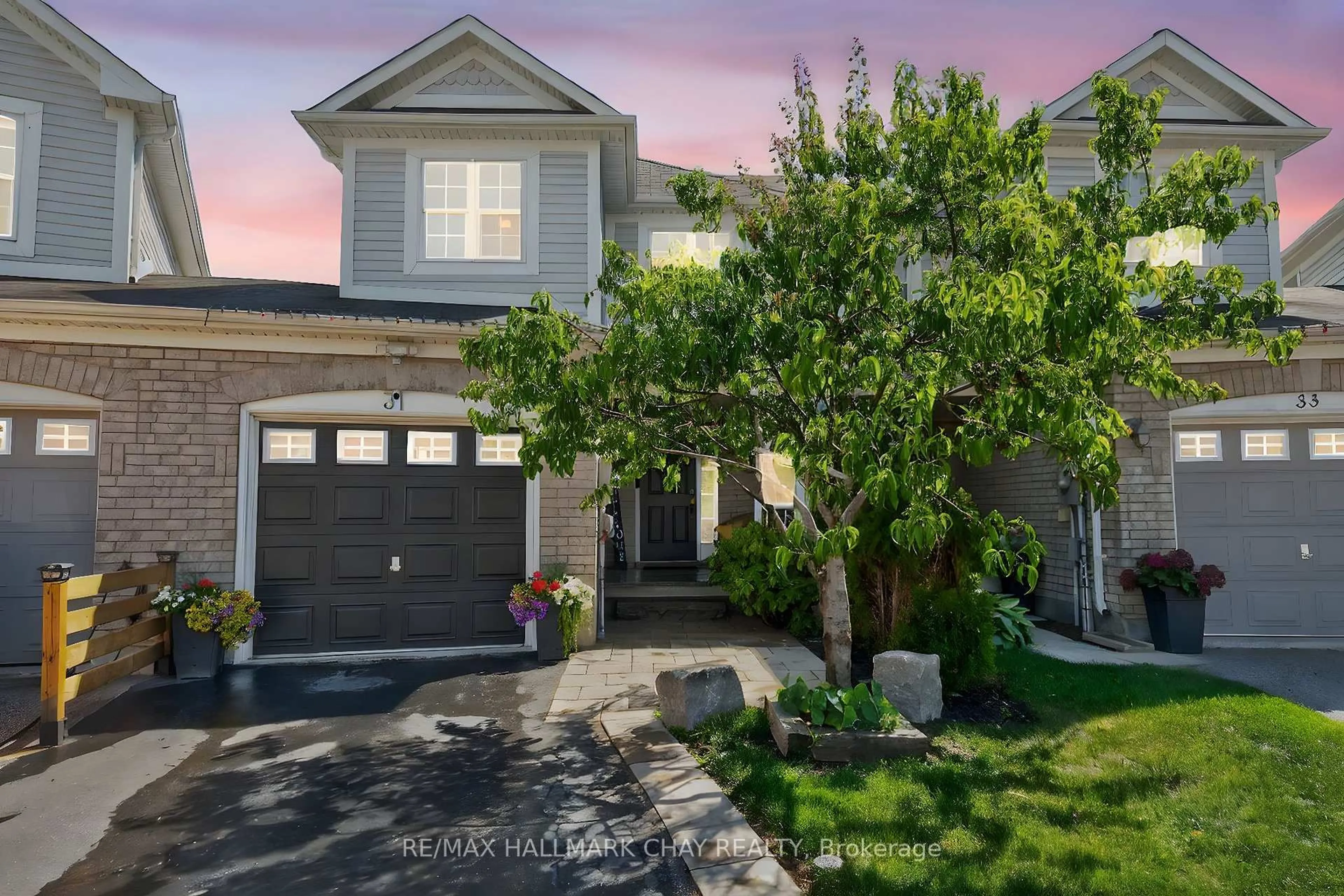 A pic from outside/outdoor area/front of a property/back of a property/a pic from drone, street for 31 Lancaster Crt, Barrie Ontario L4M 0G1