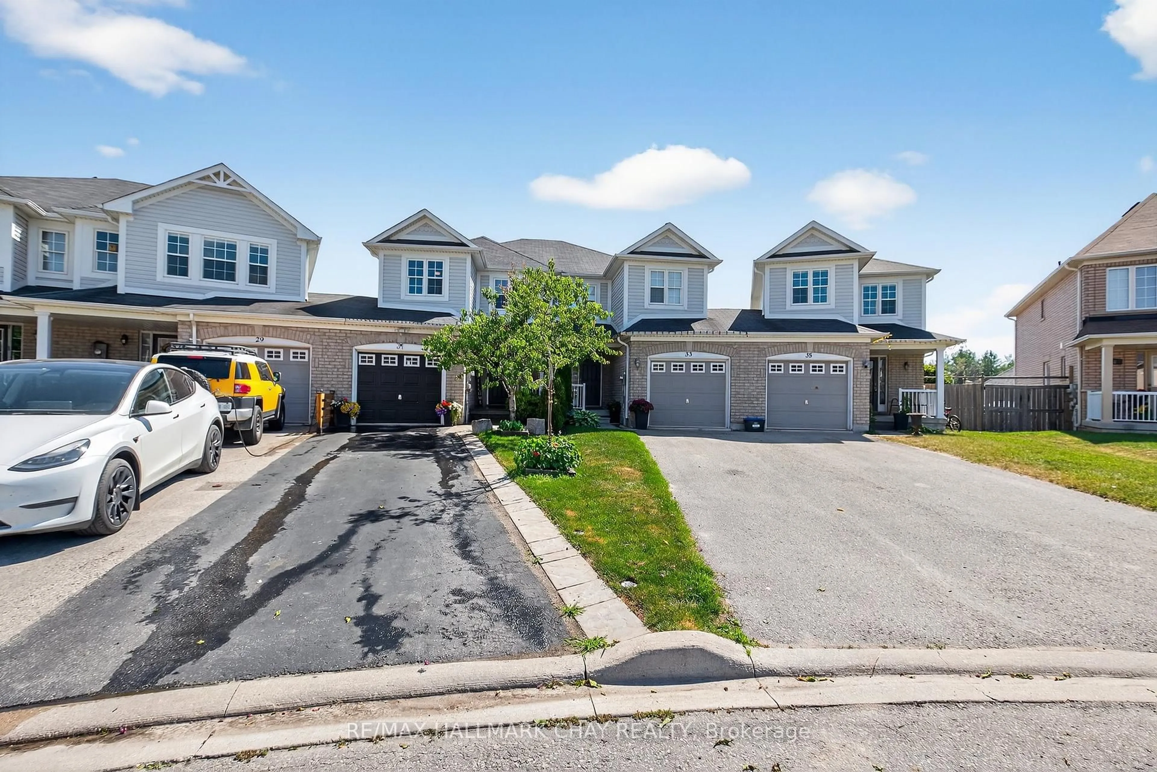 A pic from outside/outdoor area/front of a property/back of a property/a pic from drone, street for 31 Lancaster Crt, Barrie Ontario L4M 0G1