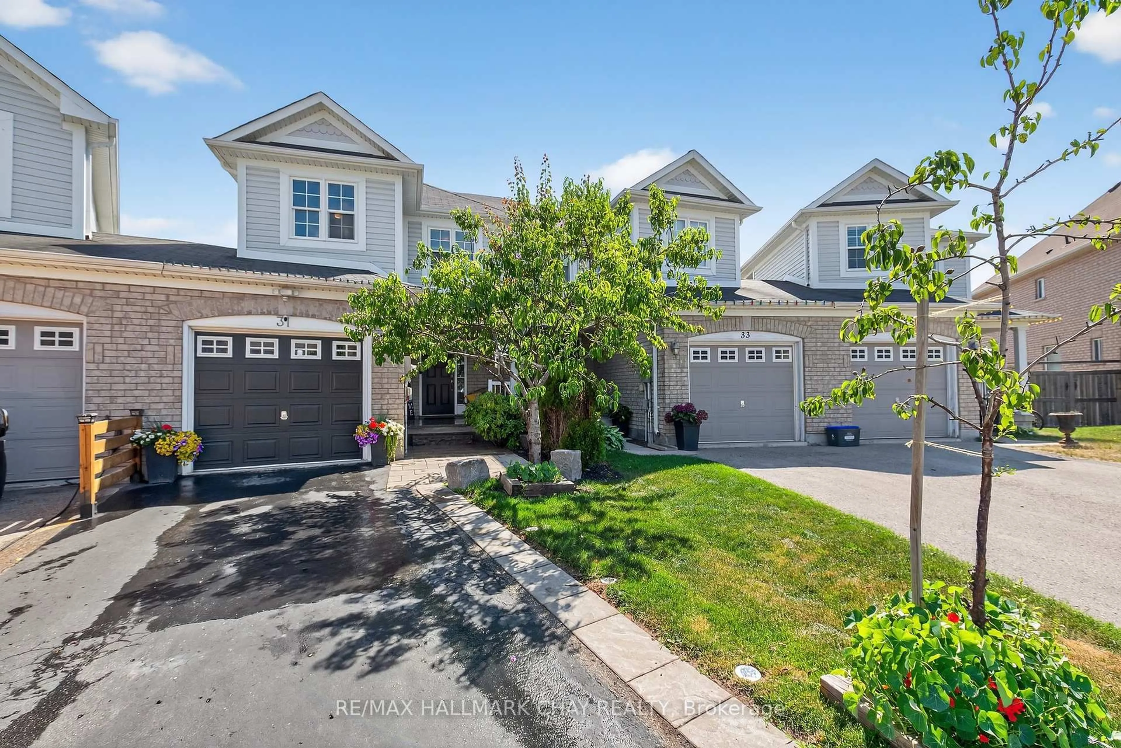 A pic from outside/outdoor area/front of a property/back of a property/a pic from drone, street for 31 Lancaster Crt, Barrie Ontario L4M 0G1