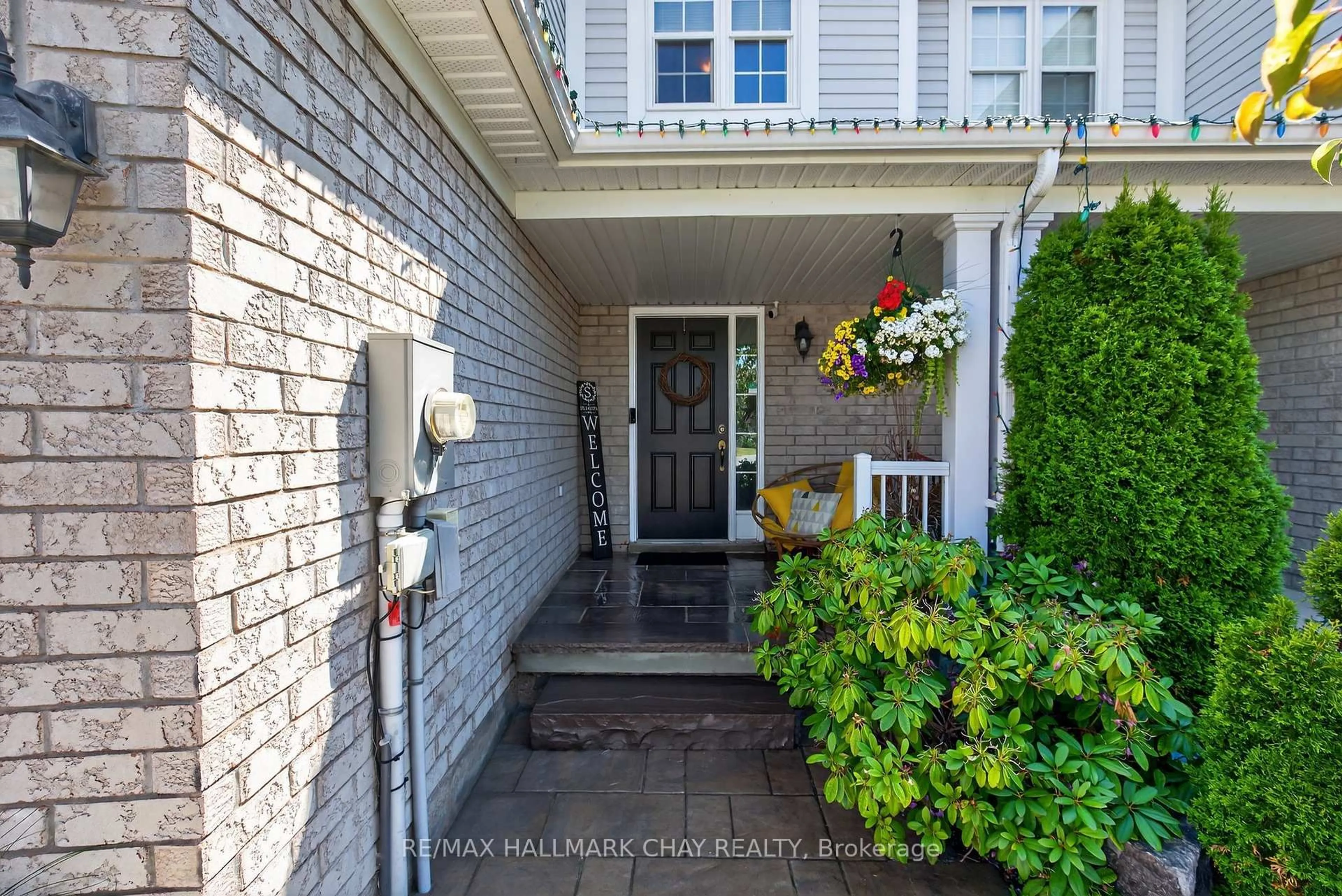 Indoor entryway for 31 Lancaster Crt, Barrie Ontario L4M 0G1