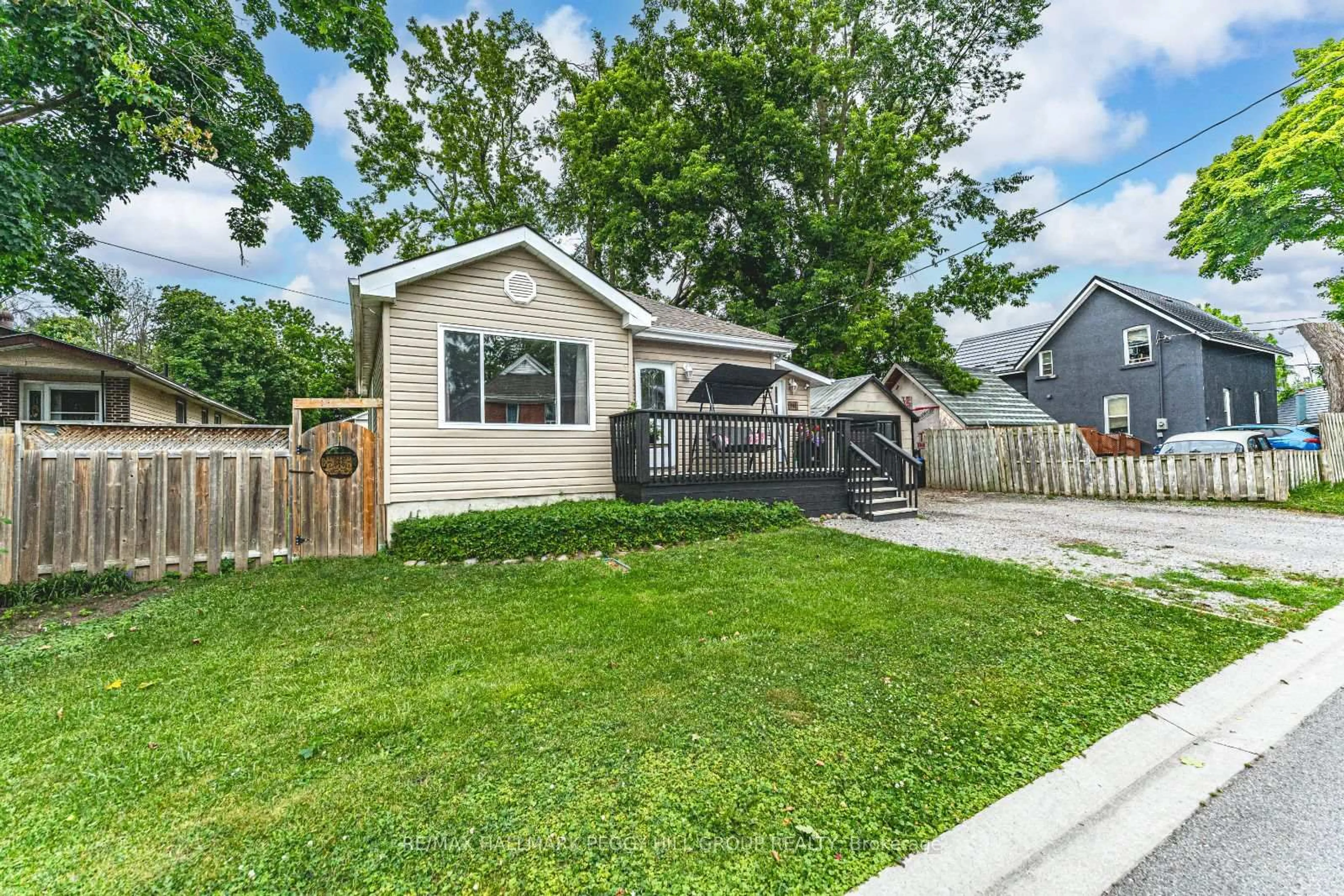 Home with vinyl exterior material, street for 142 Dufferin St, Orillia Ontario L3V 5T2