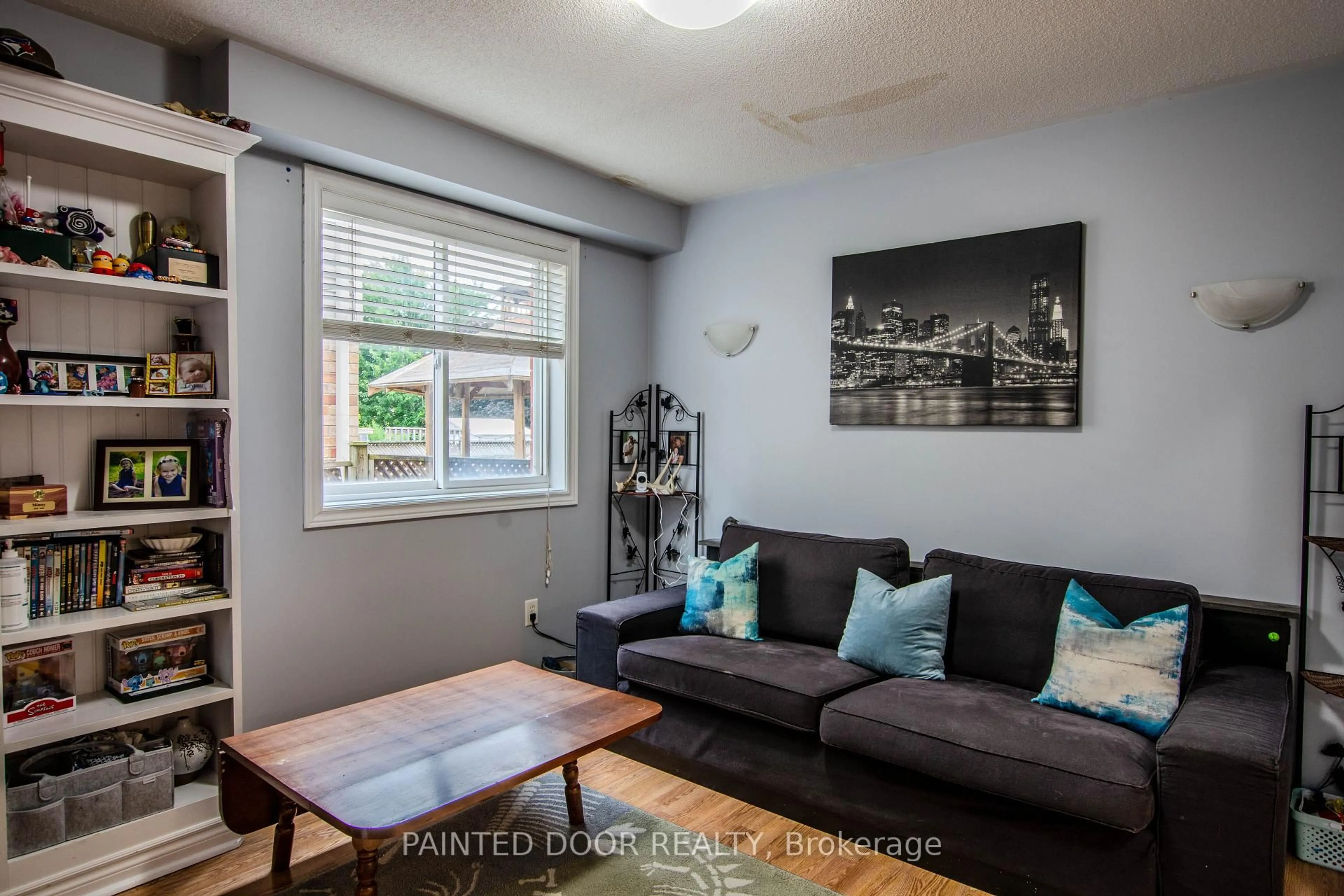 Living room with furniture, wood/laminate floor for 18 Heritage Crt, Barrie Ontario L4N 0E7