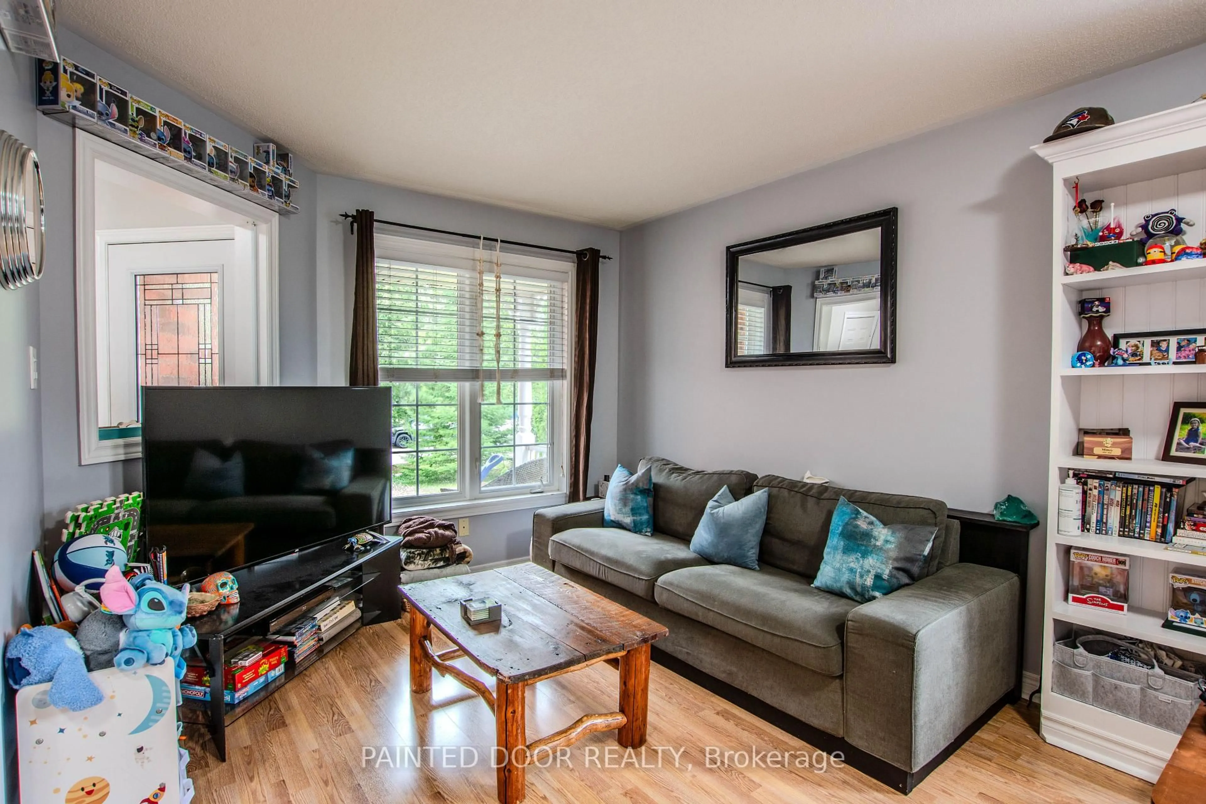 Living room with furniture, wood/laminate floor for 18 Heritage Crt, Barrie Ontario L4N 0E7