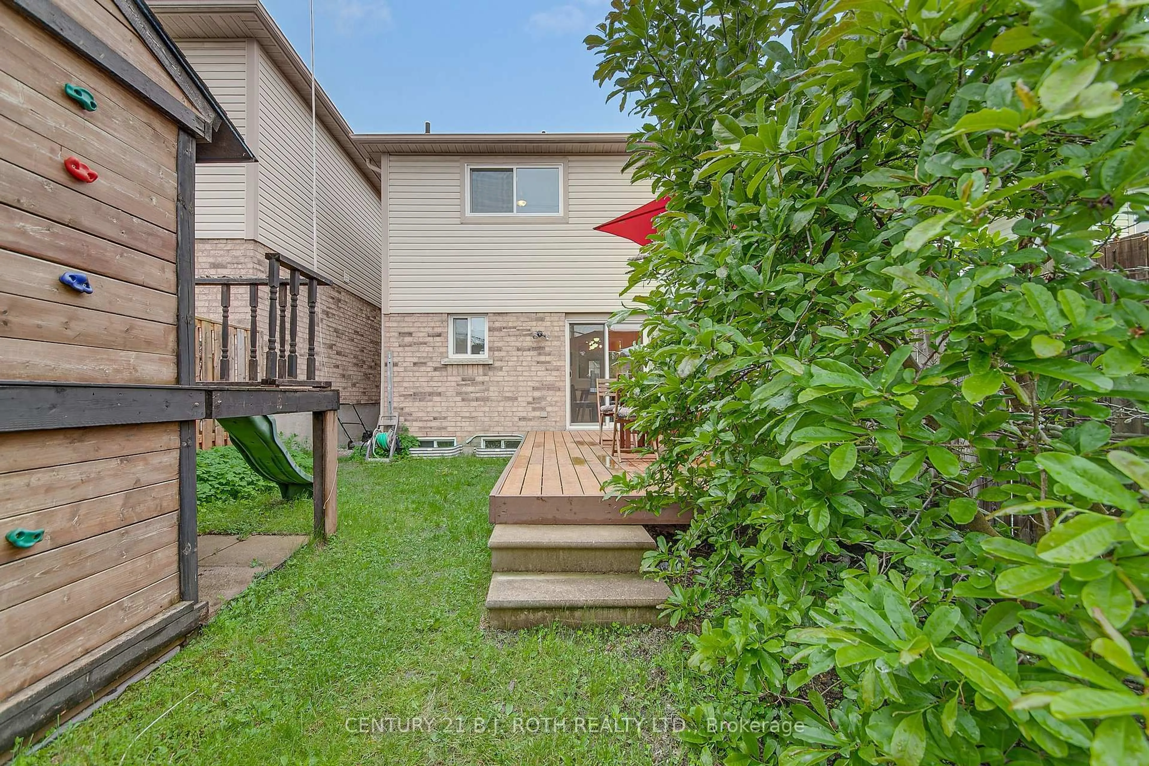 Patio, street for 93 Hawthorne Cres, Barrie Ontario L4N 9Y8