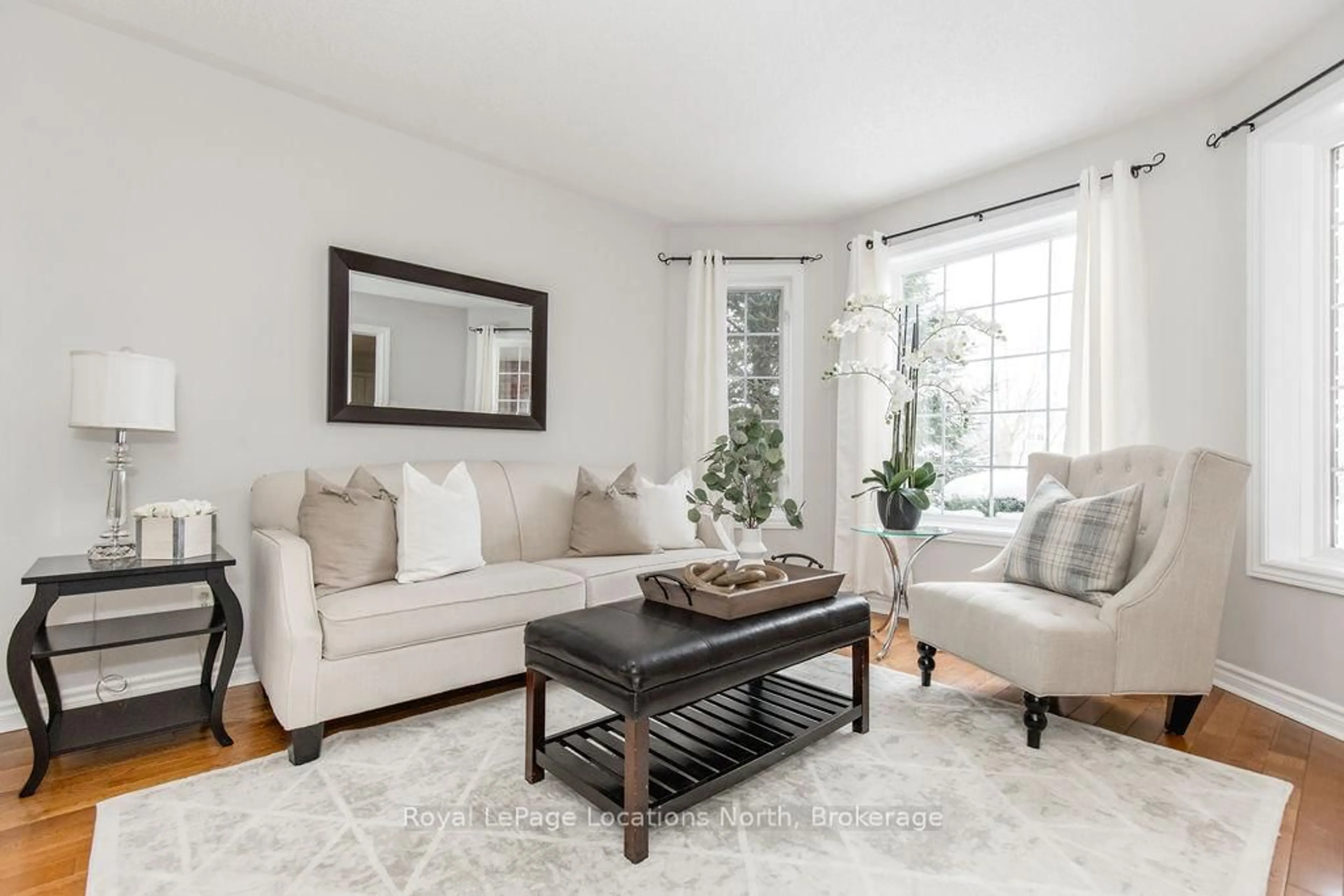 Living room with furniture, unknown for 45 Holly Meadow Rd, Barrie Ontario L4N 0E2