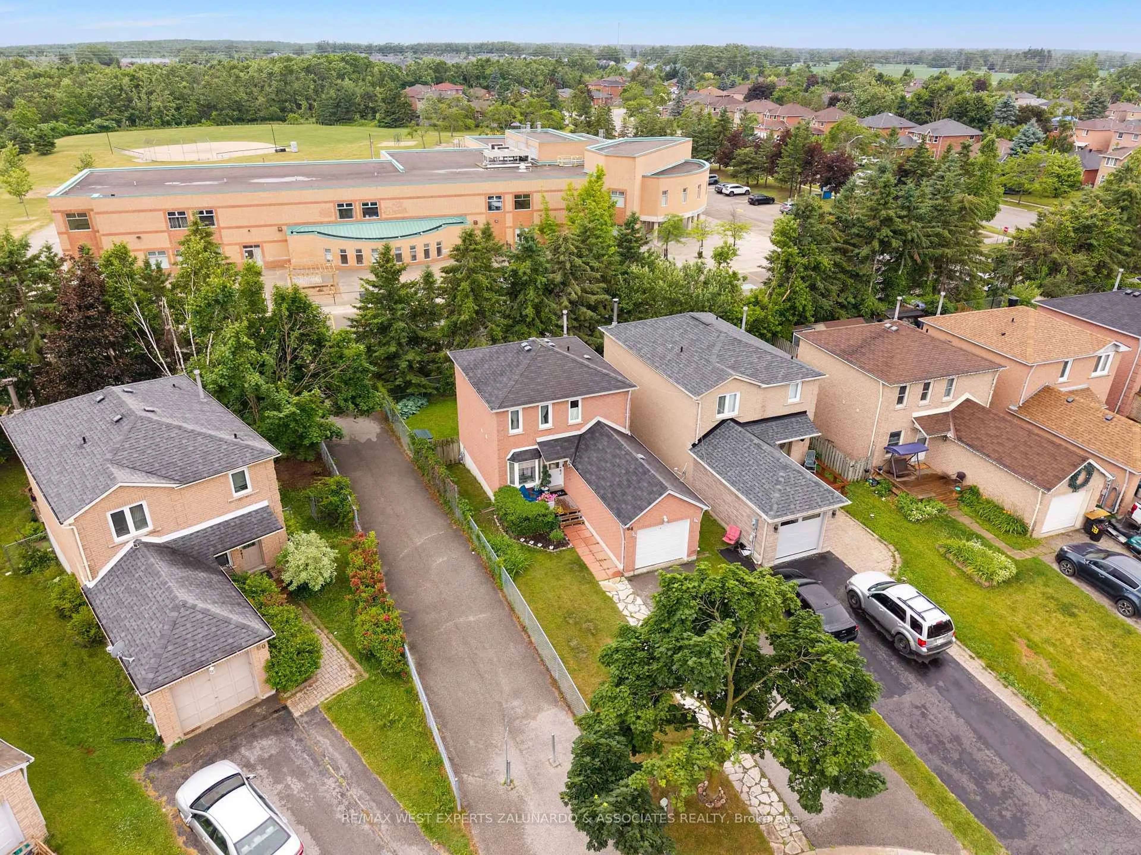 A pic from outside/outdoor area/front of a property/back of a property/a pic from drone, street for 64 Wallace Dr, Barrie Ontario L4N 7E1