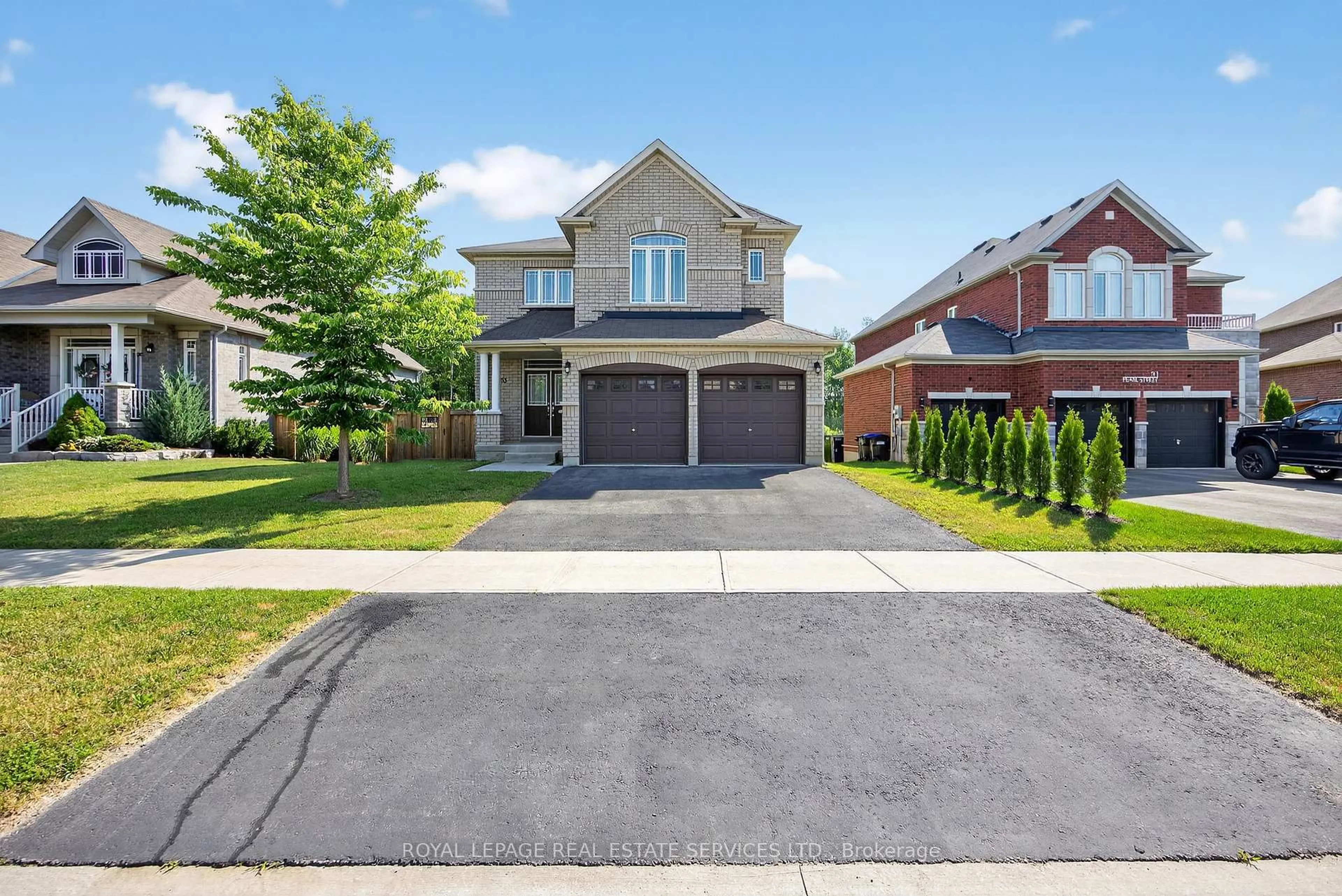 Home with brick exterior material, street for 33 Pearl St, Wasaga Beach Ontario L9Z 1J6