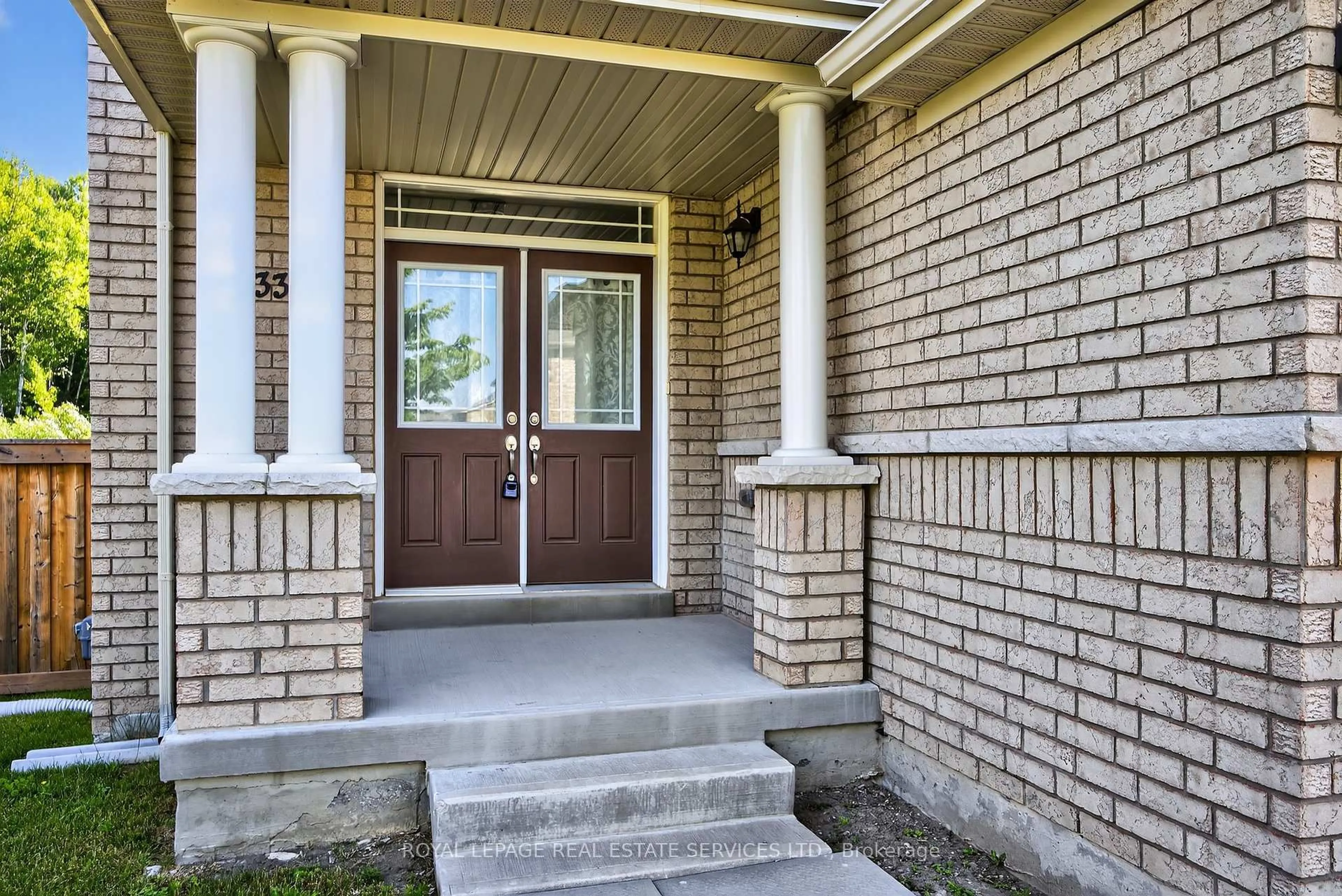 Indoor entryway for 33 Pearl St, Wasaga Beach Ontario L9Z 1J6