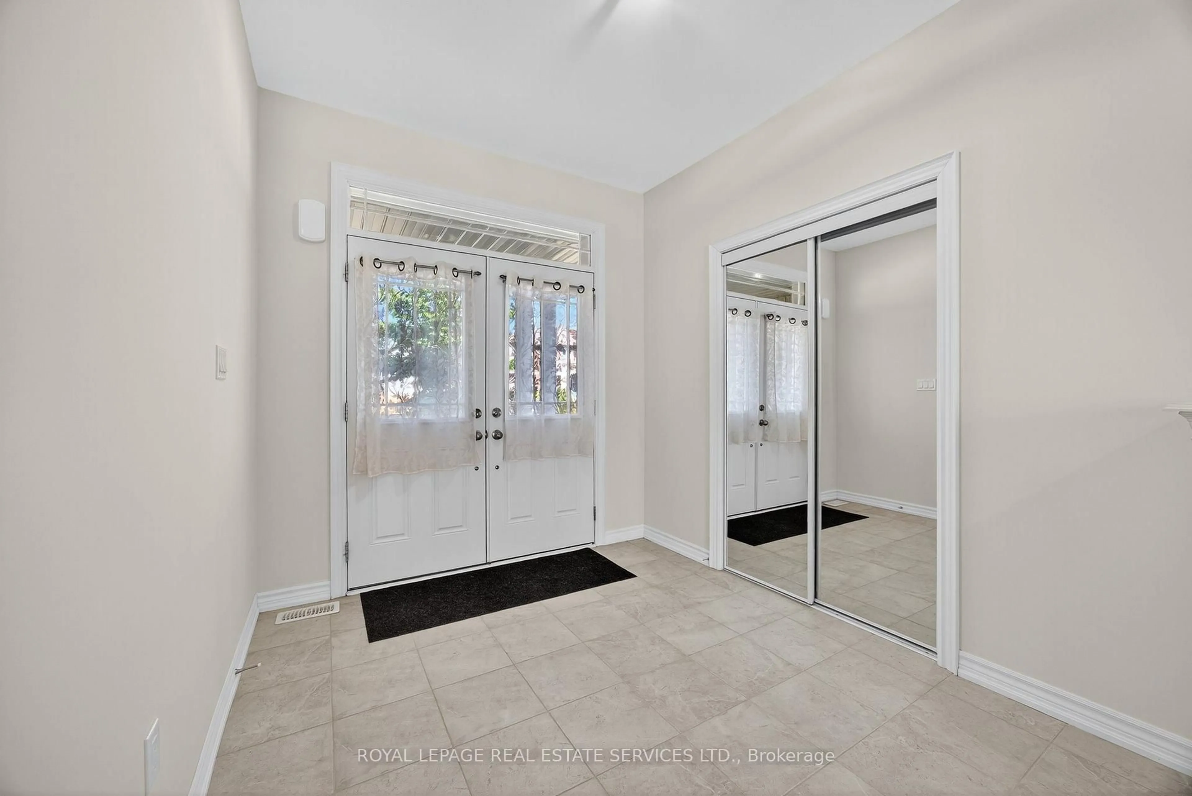 Indoor entryway for 33 Pearl St, Wasaga Beach Ontario L9Z 1J6