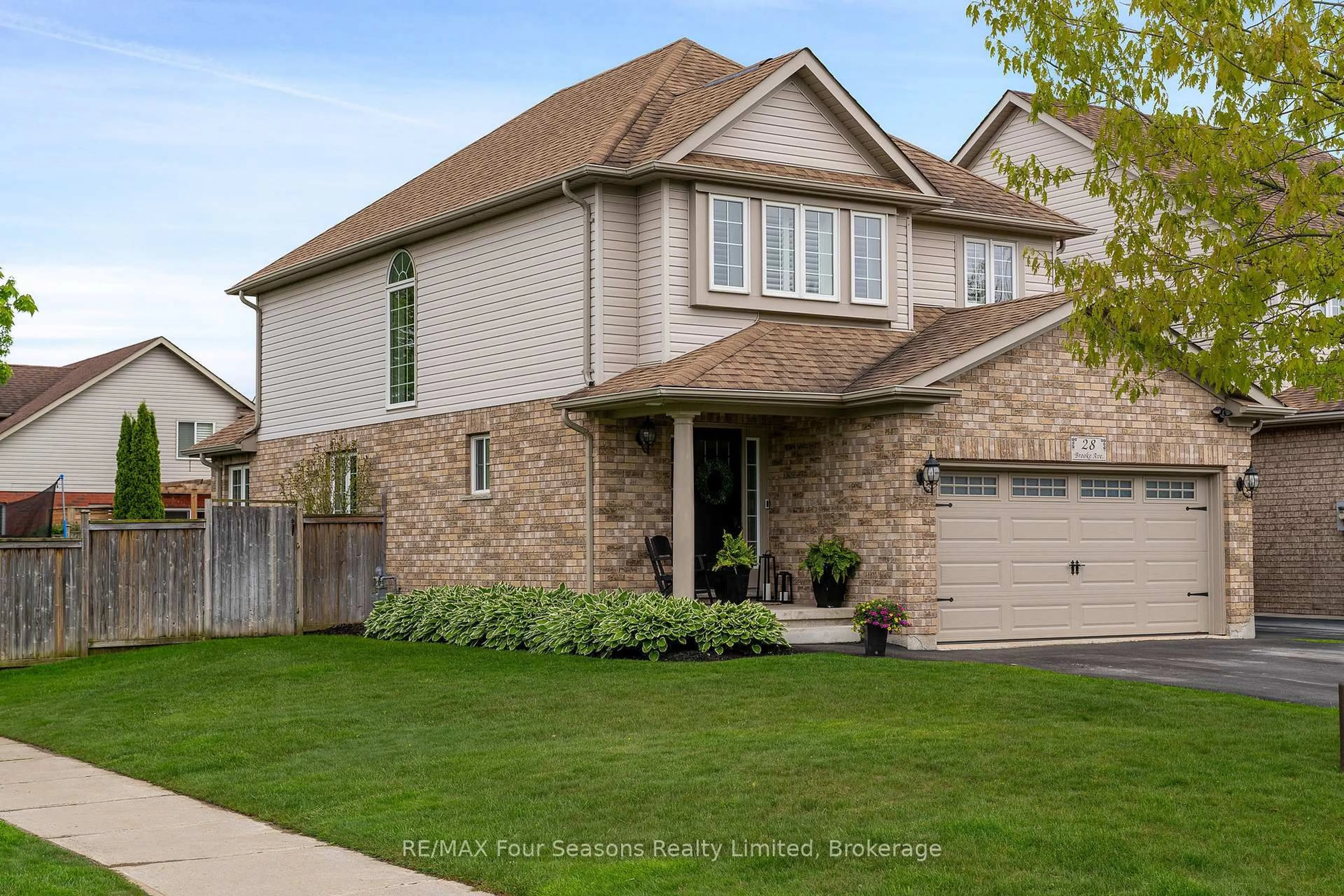 Home with brick exterior material, street for 28 Brooke Ave, Collingwood Ontario L9Y 5L2