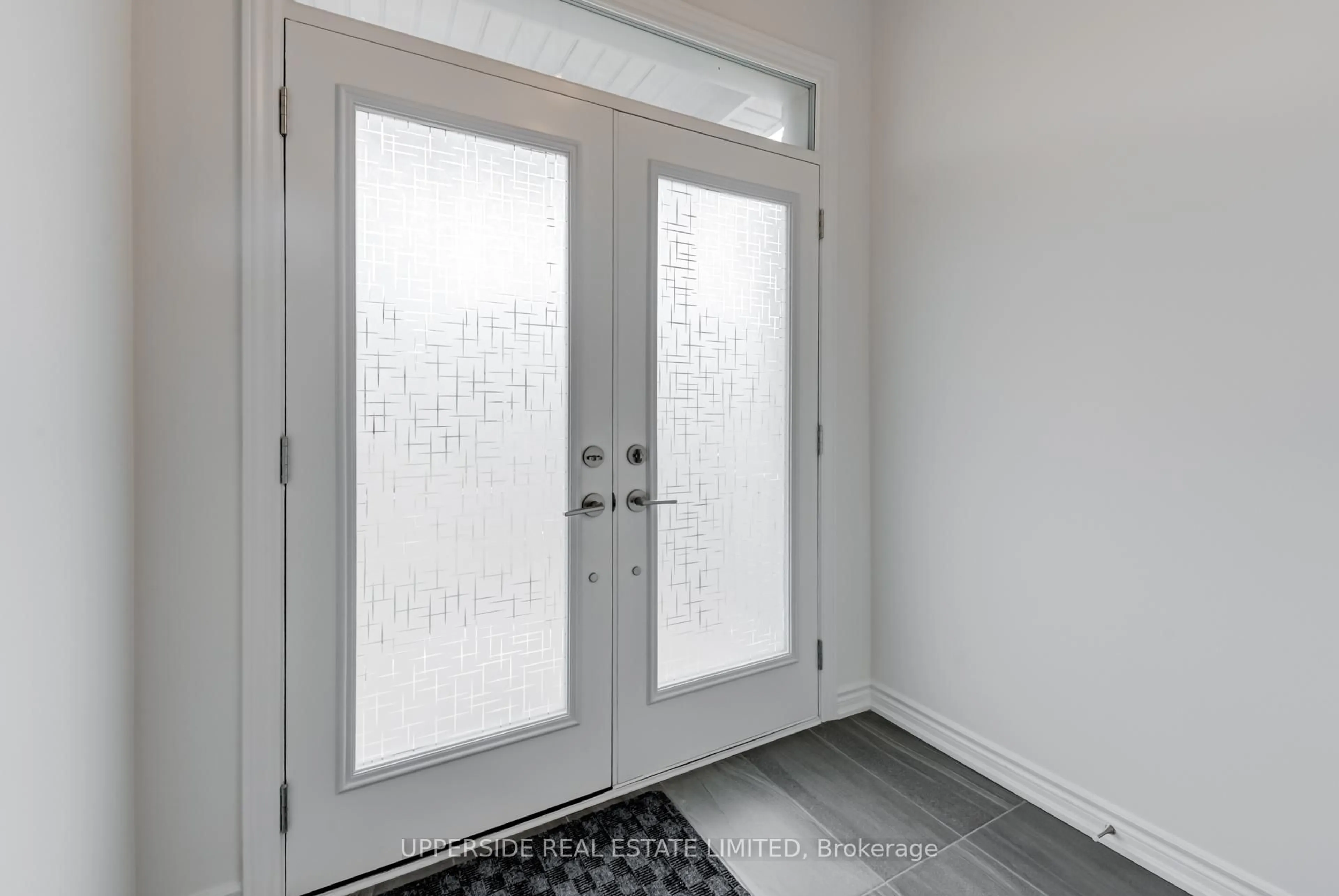 Indoor entryway for 73 Gemini Dr, Barrie Ontario L9J 0P8