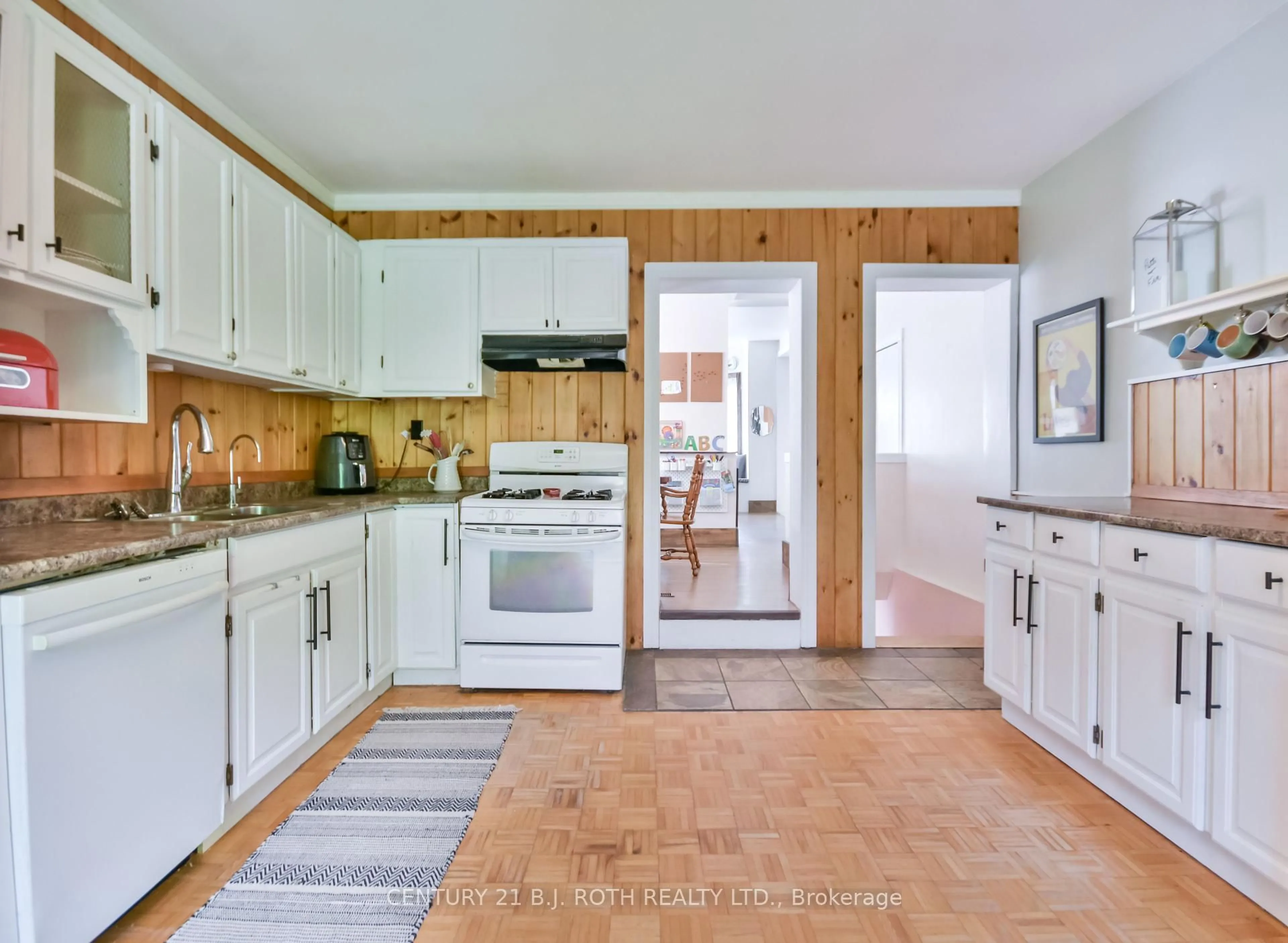 Open concept kitchen, ceramic/tile floor for 135 CUMBERLAND St, Barrie Ontario L4N 2P9