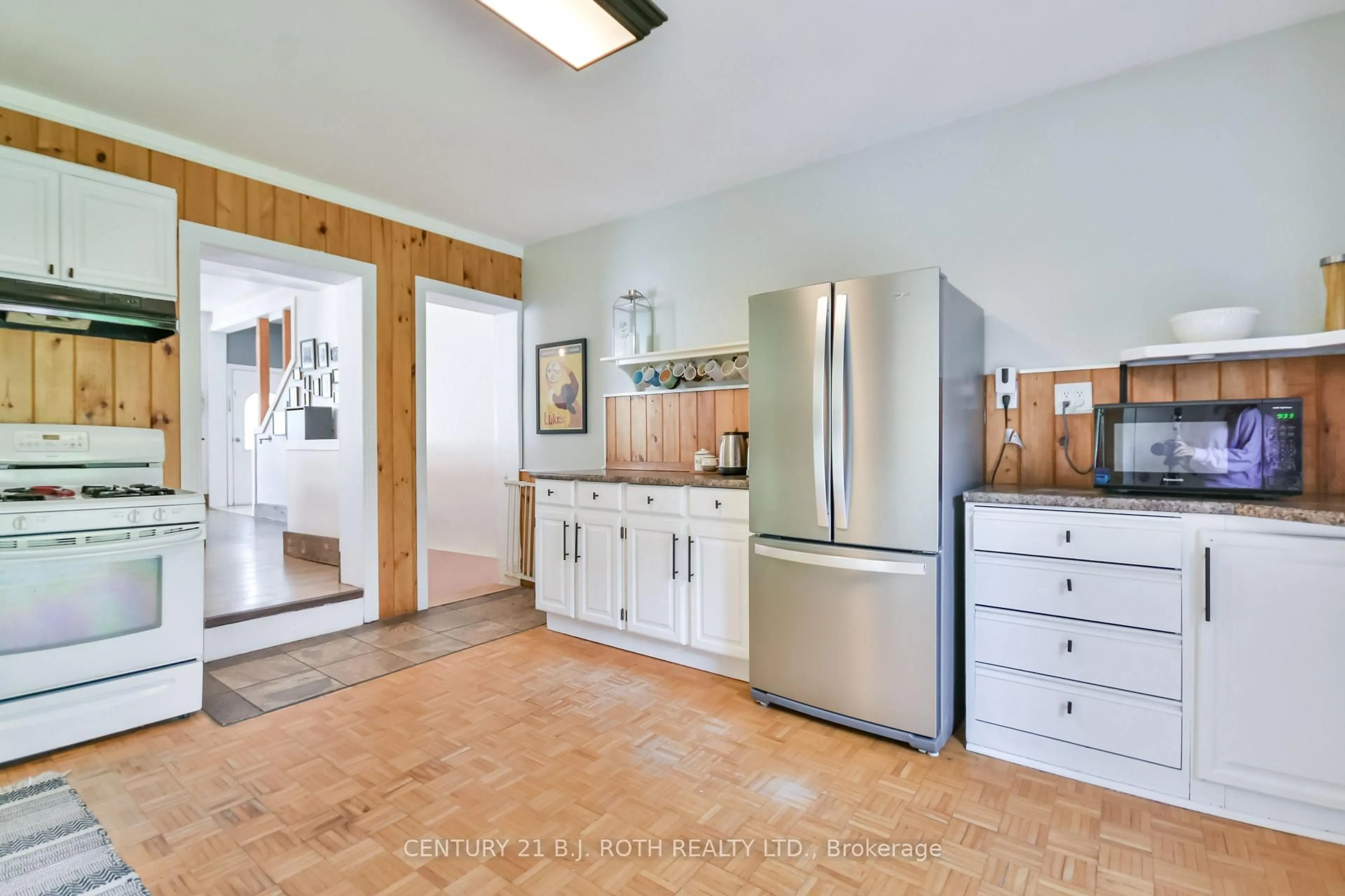 Open concept kitchen, ceramic/tile floor for 135 CUMBERLAND St, Barrie Ontario L4N 2P9