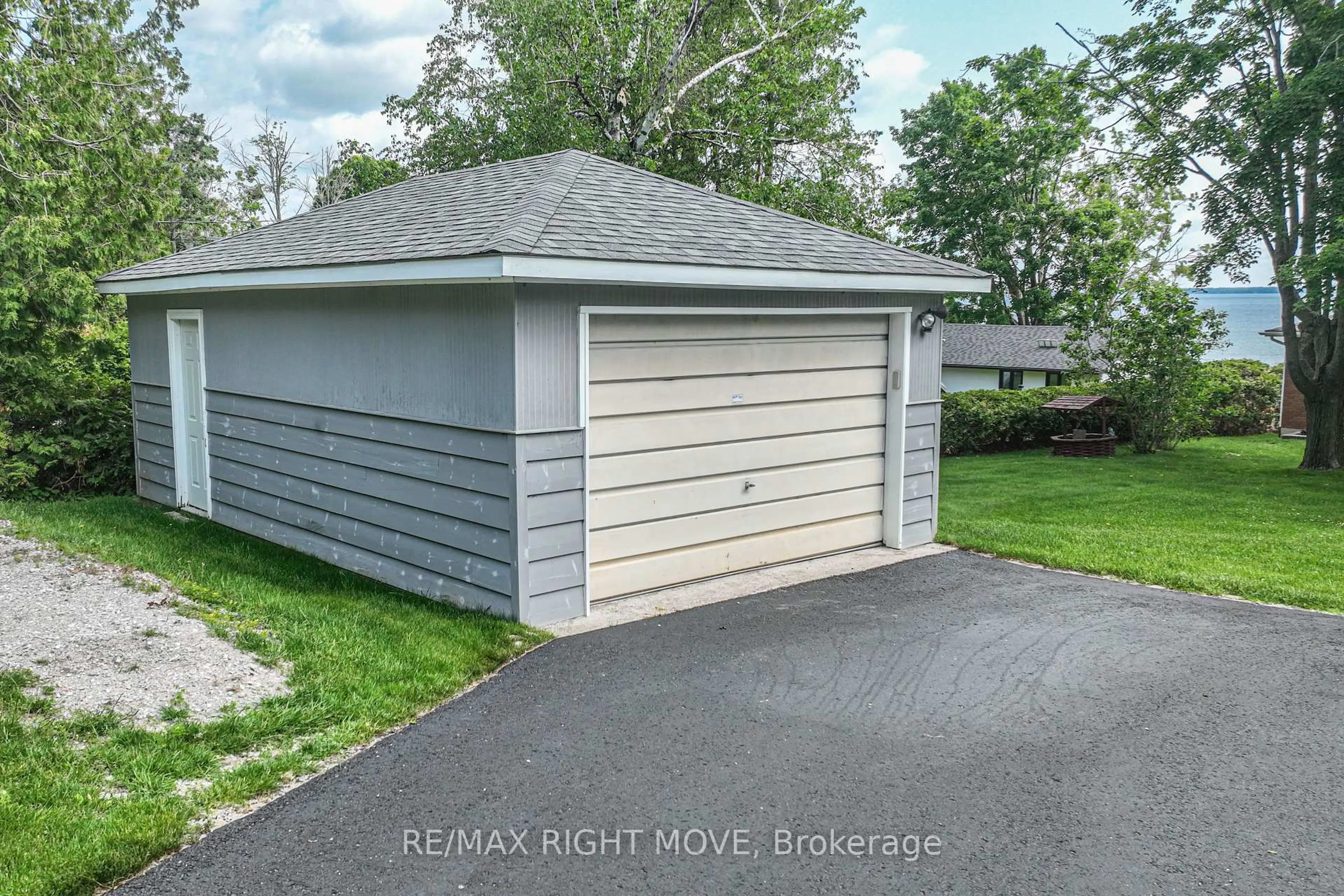 Indoor garage for 905 Woodland Dr, Oro-Medonte Ontario L3V 0R8
