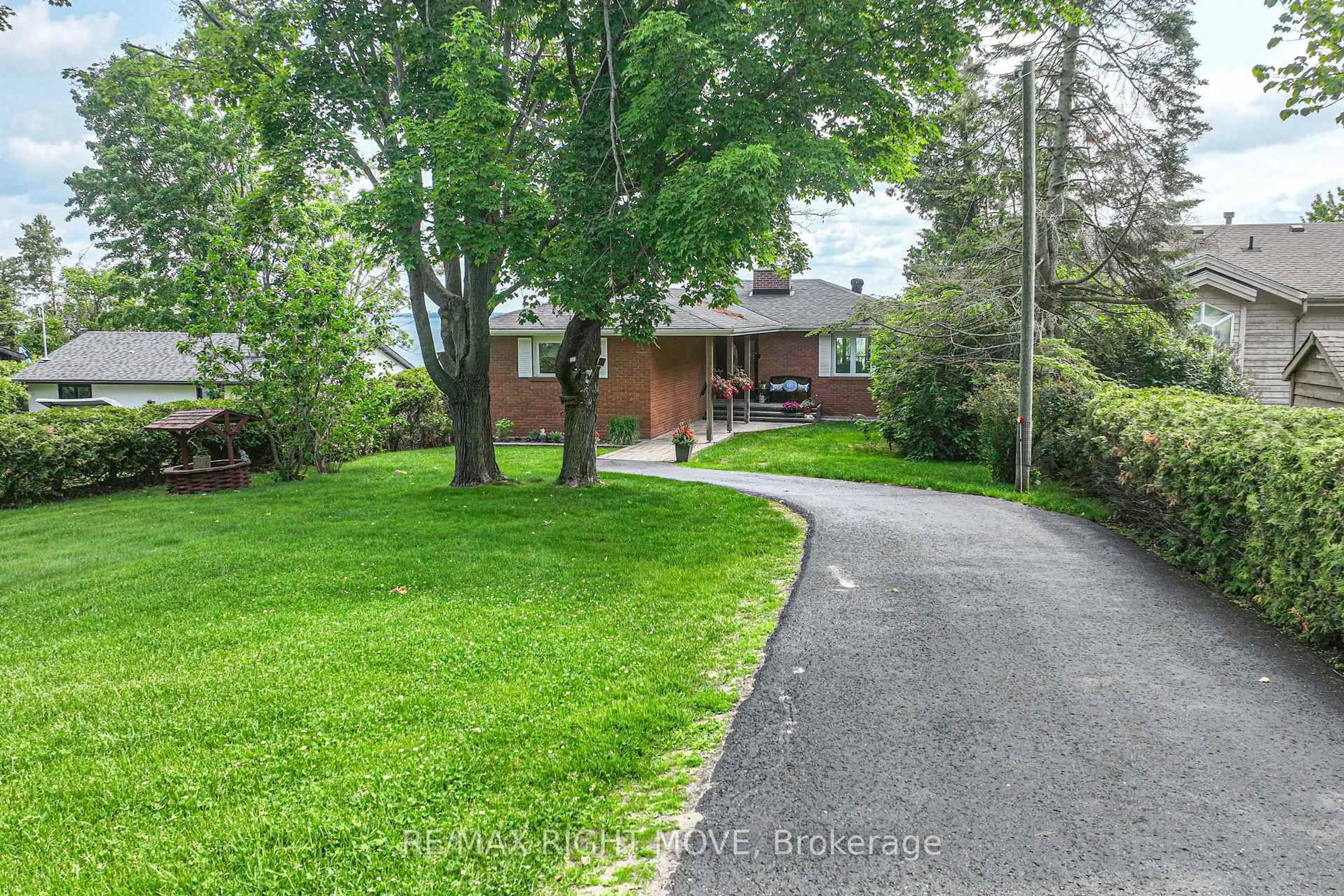 A pic from outside/outdoor area/front of a property/back of a property/a pic from drone, street for 905 Woodland Dr, Oro-Medonte Ontario L3V 0R8