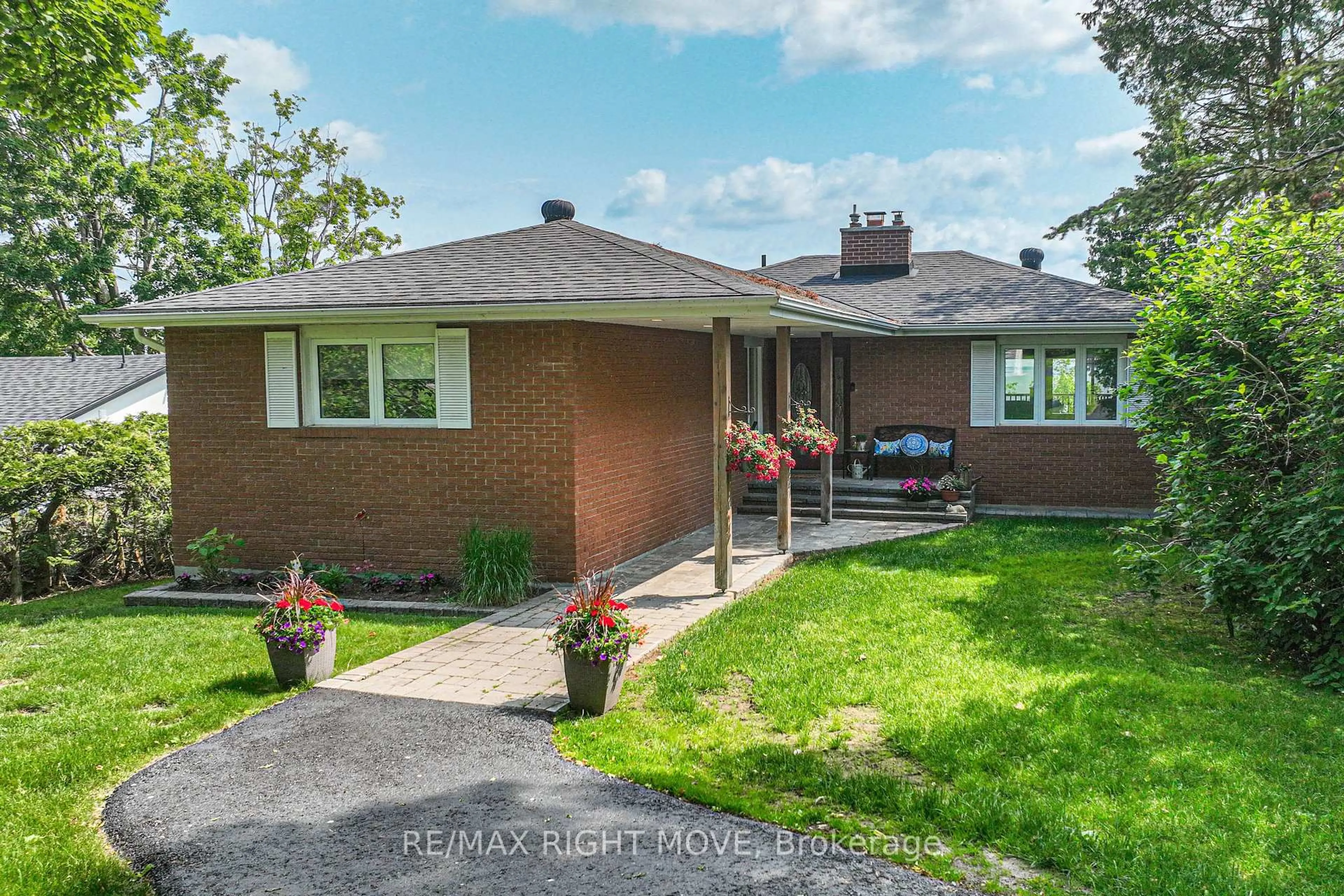 A pic from outside/outdoor area/front of a property/back of a property/a pic from drone, street for 905 Woodland Dr, Oro-Medonte Ontario L3V 0R8