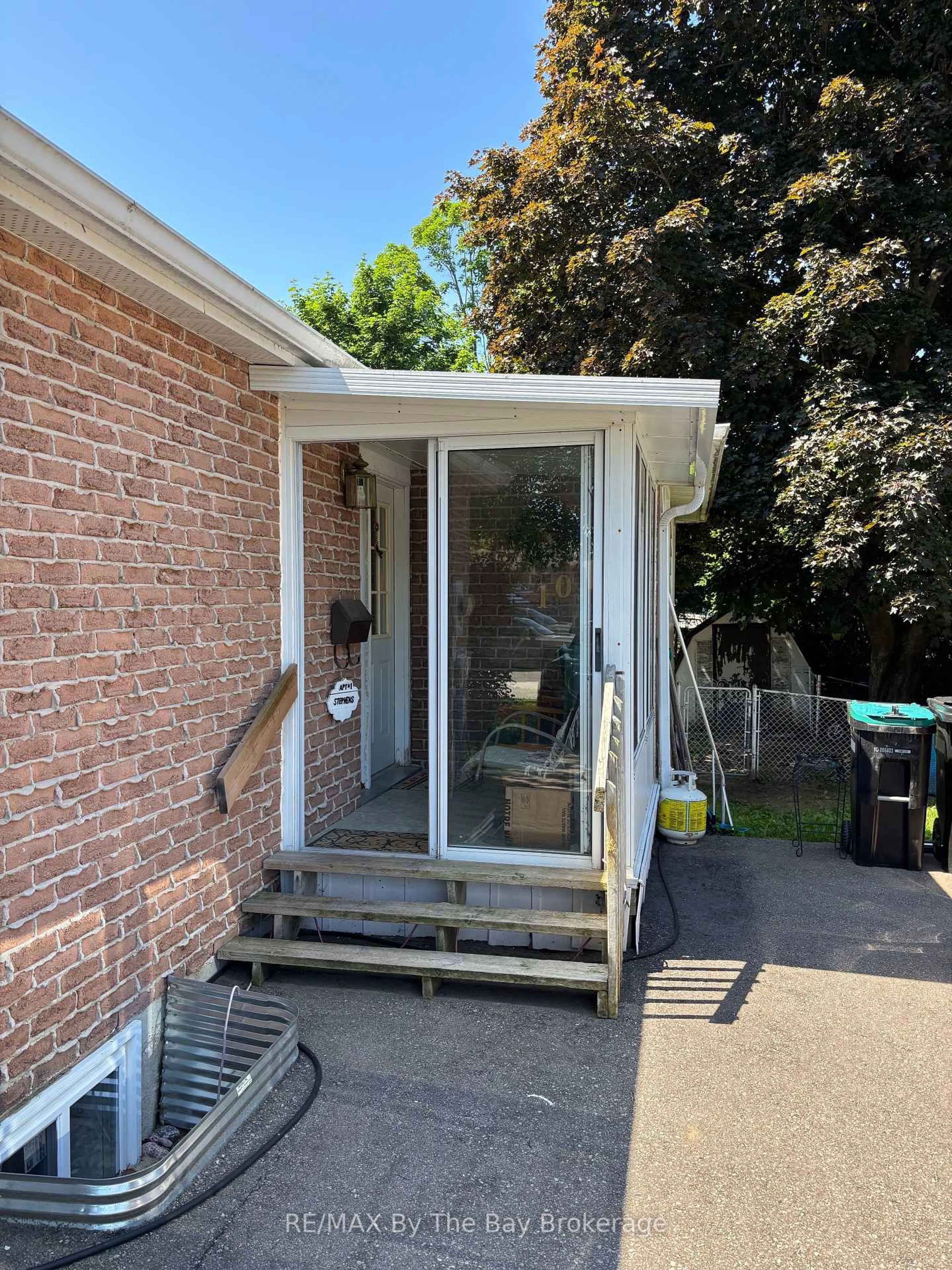 Unknown for 1033 Glen Bogie Cres, Midland Ontario L4R 4S6