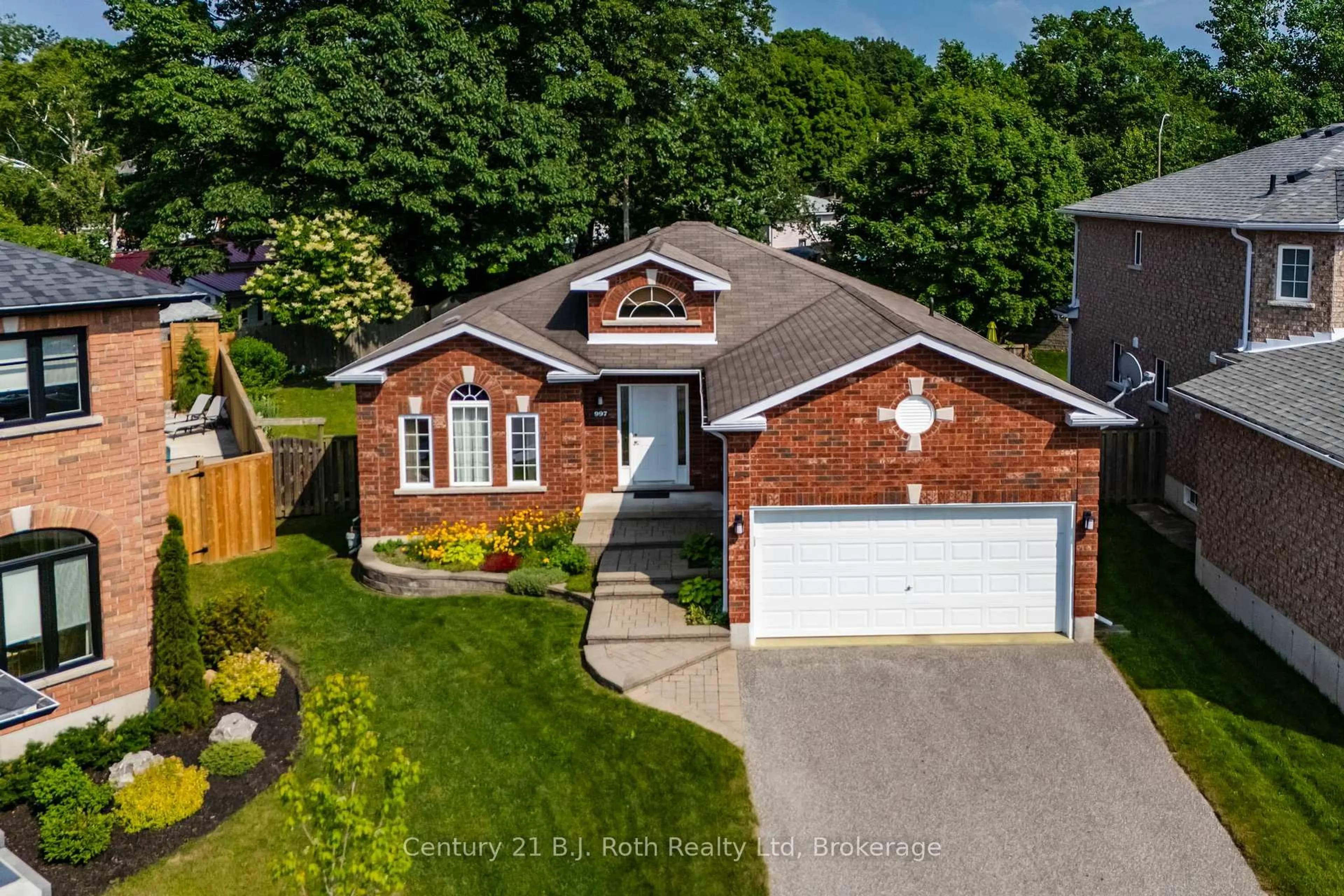 A pic from outside/outdoor area/front of a property/back of a property/a pic from drone, street for 997 Whitney Cres, Midland Ontario L4R 5N3