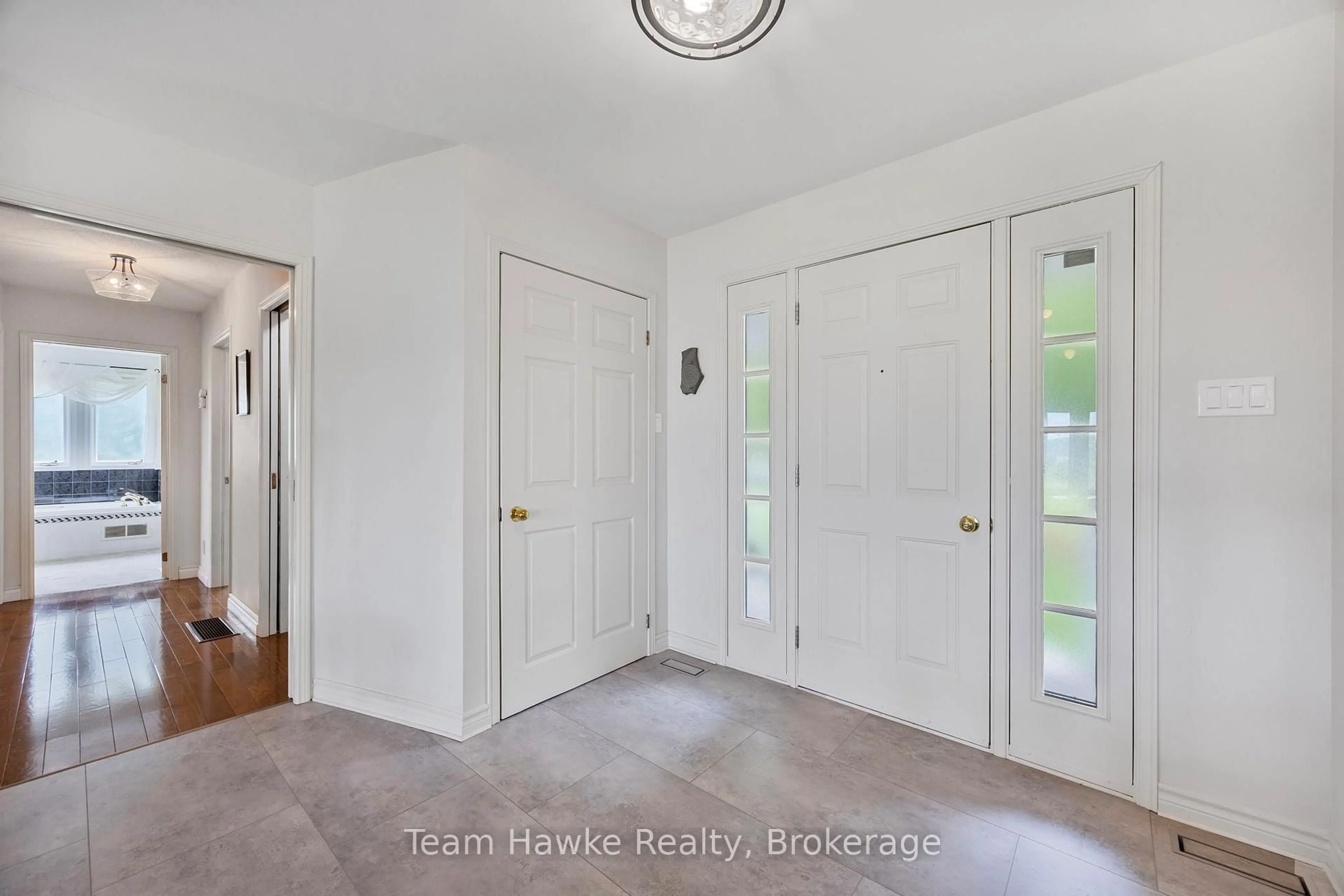 Indoor entryway for 26 Jury Dr, Penetanguishene Ontario L9M 1G1
