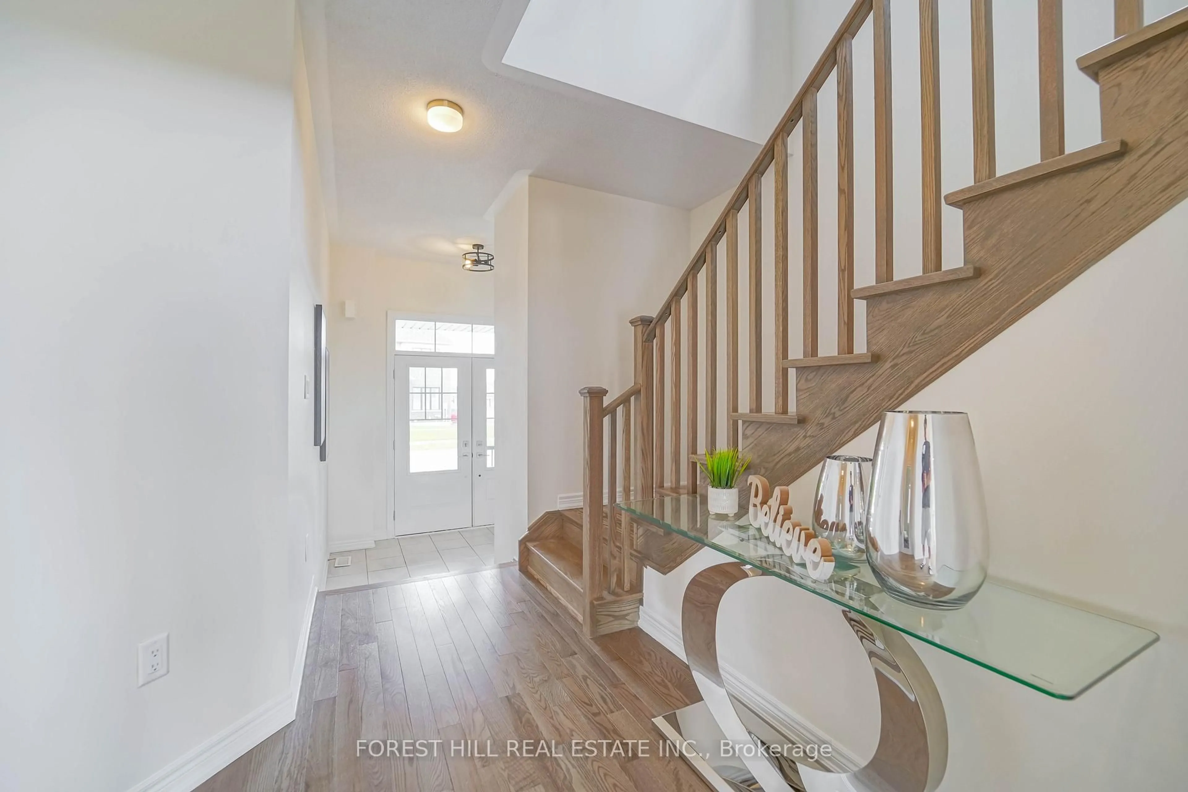 Indoor entryway for 29 Kingsbury Tr, Barrie Ontario L9J 0W8