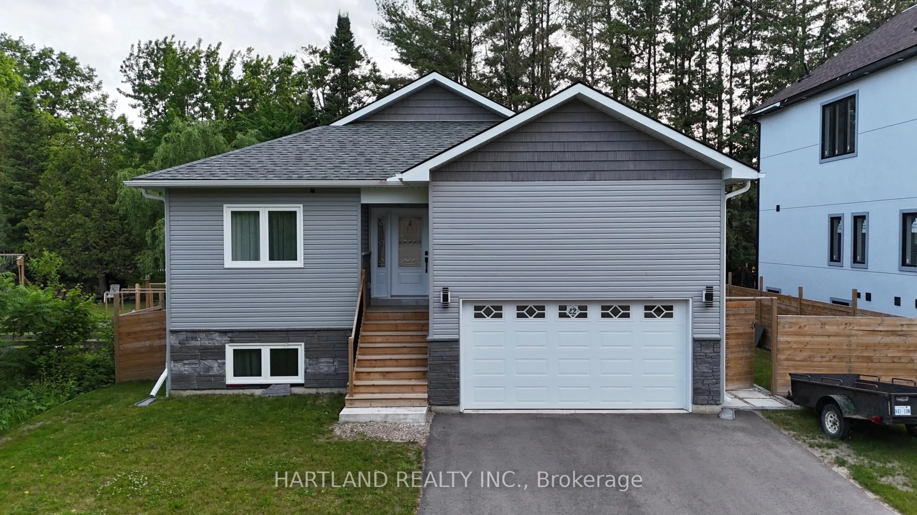 Home with vinyl exterior material, street for 22 Berkely St, Wasaga Beach Ontario L9Z 2N6