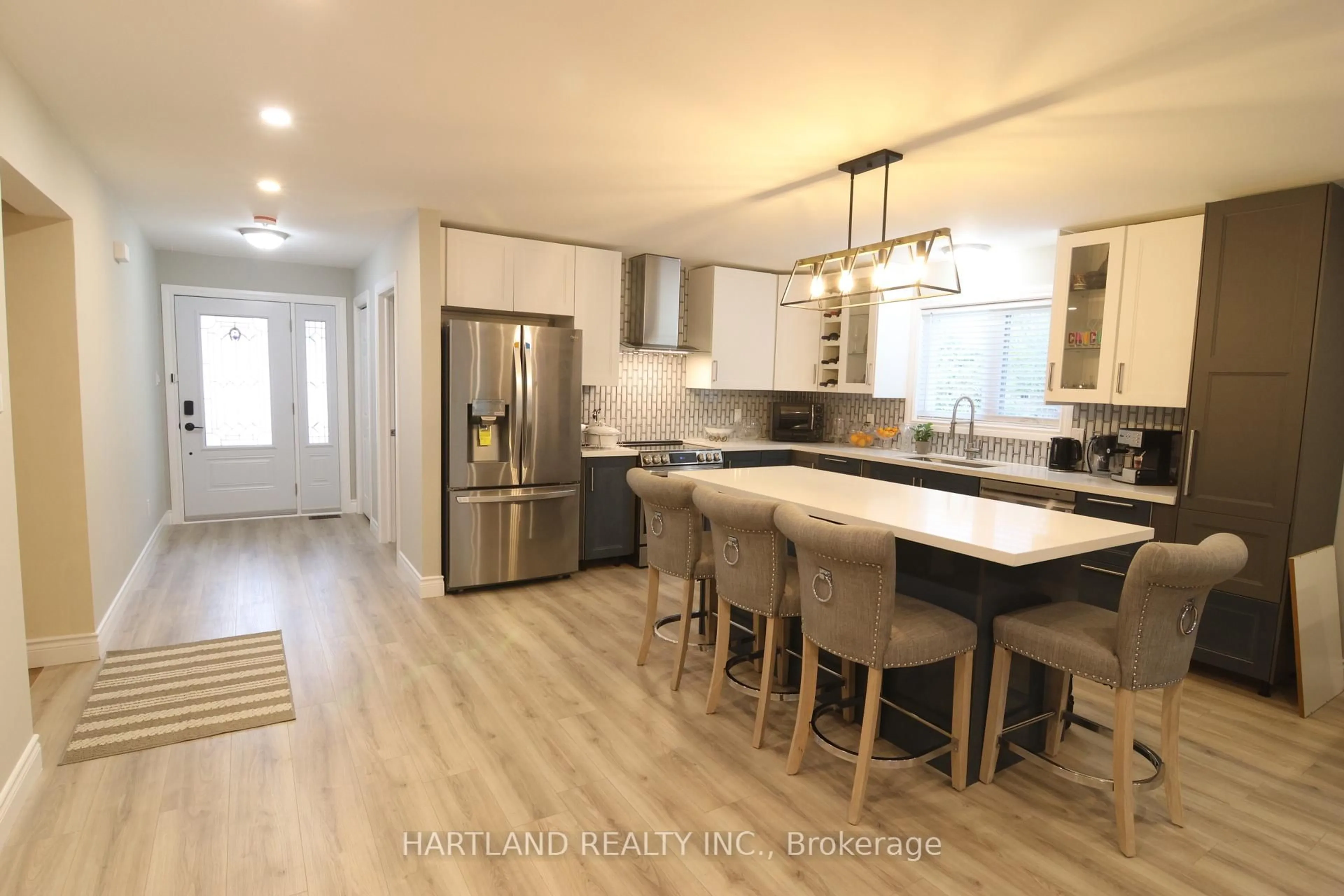 Open concept kitchen, wood/laminate floor for 22 Berkely St, Wasaga Beach Ontario L9Z 2N6