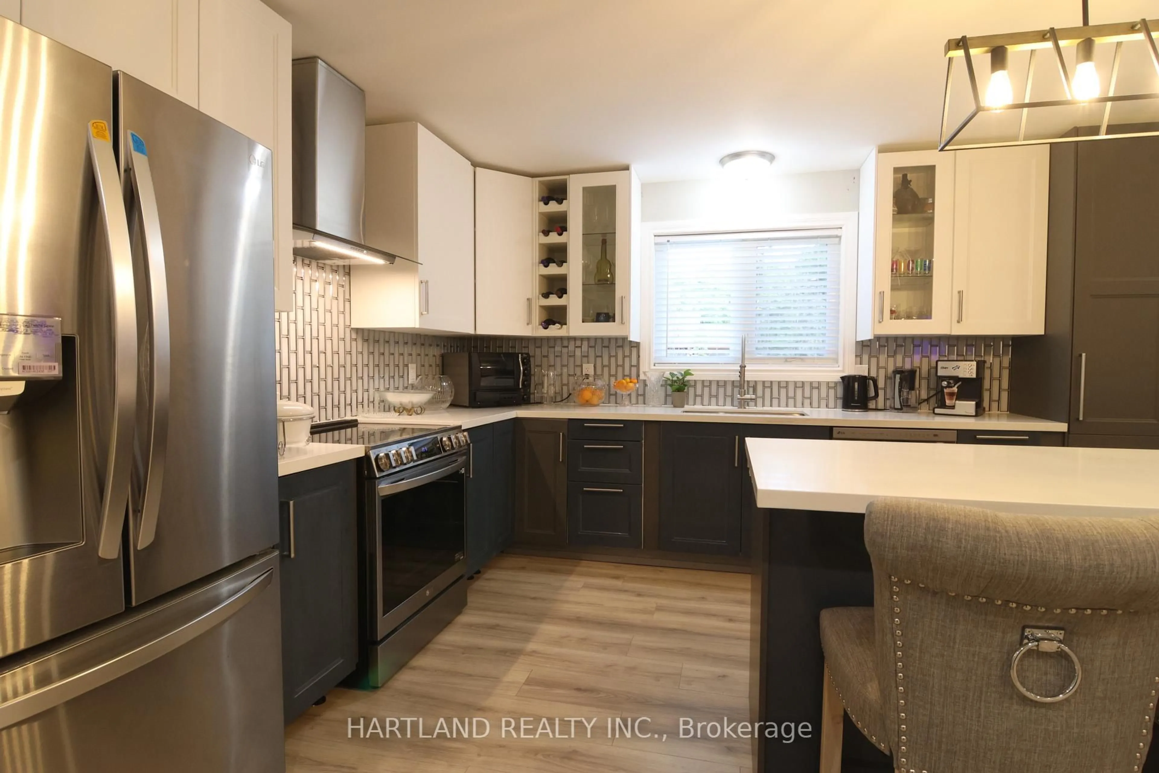 Open concept kitchen, unknown for 22 Berkely St, Wasaga Beach Ontario L9Z 2N6