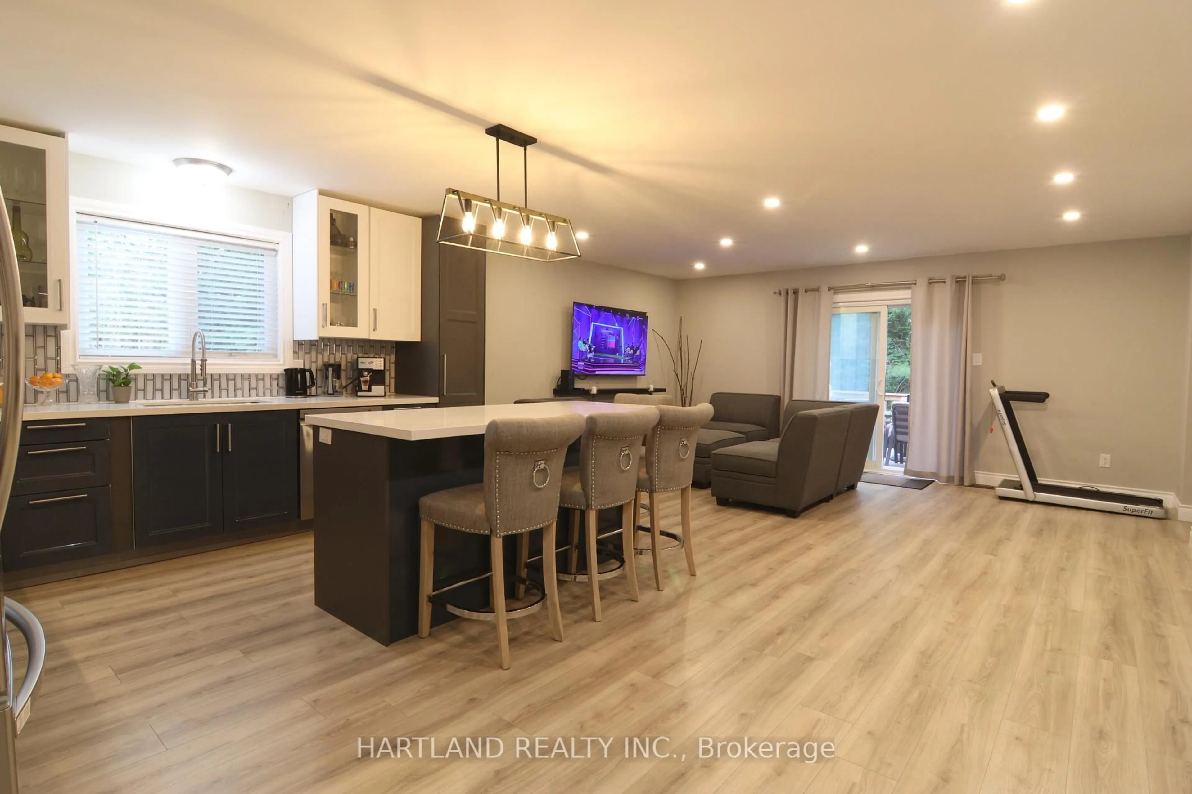 Open concept kitchen, wood/laminate floor for 22 Berkely St, Wasaga Beach Ontario L9Z 2N6
