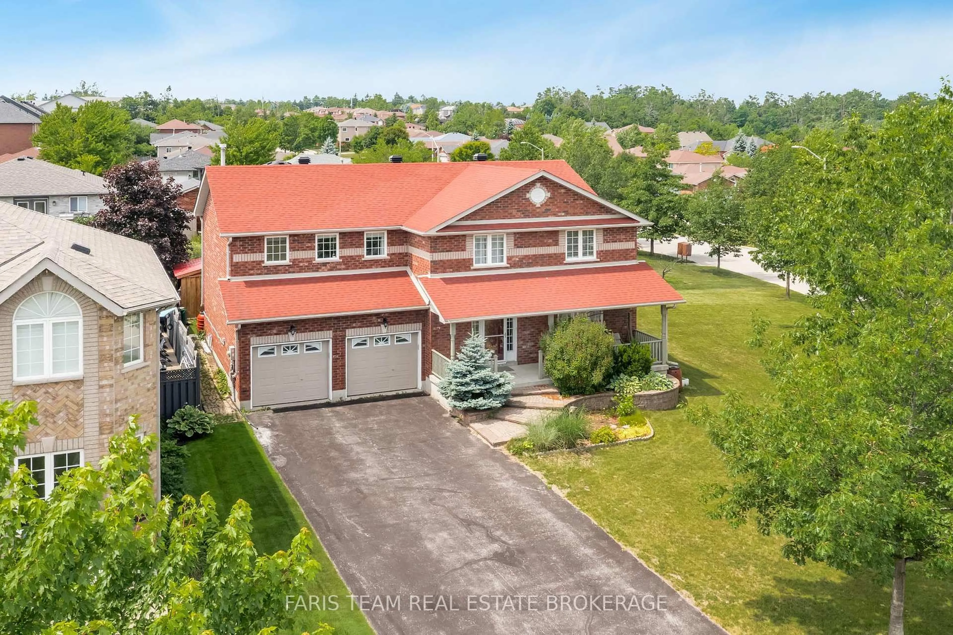A pic from outside/outdoor area/front of a property/back of a property/a pic from drone, street for 27 Capilano Crt, Barrie Ontario L4M 7E6