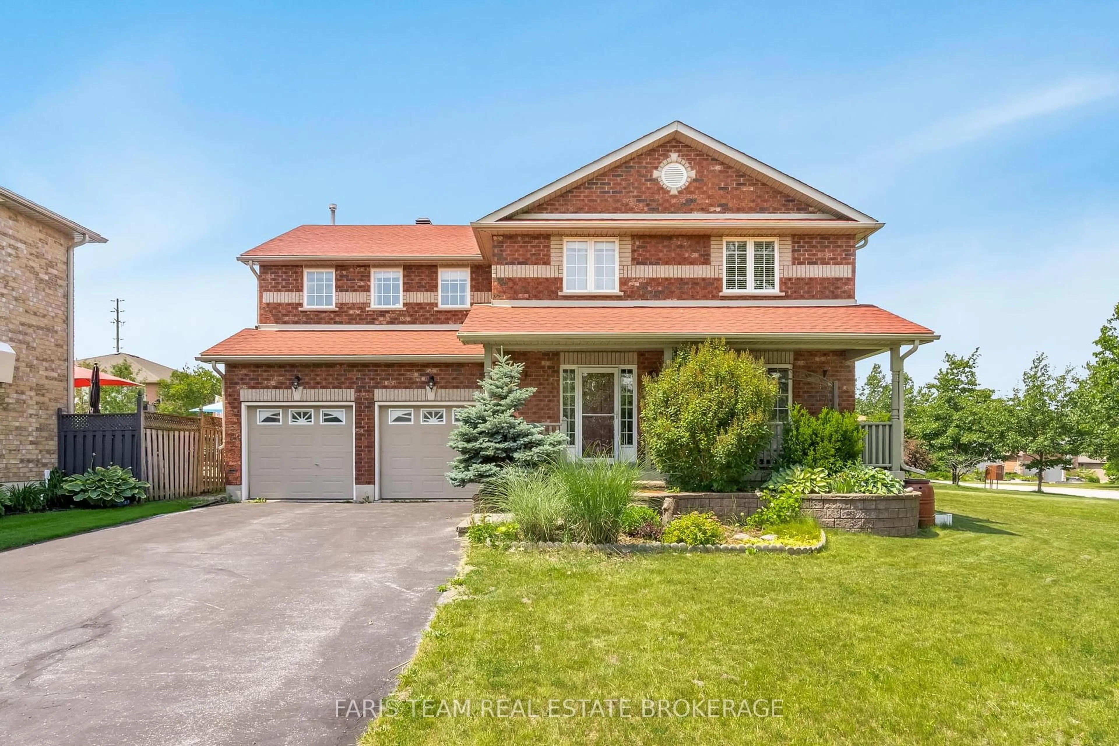 Home with brick exterior material, street for 27 Capilano Crt, Barrie Ontario L4M 7E6