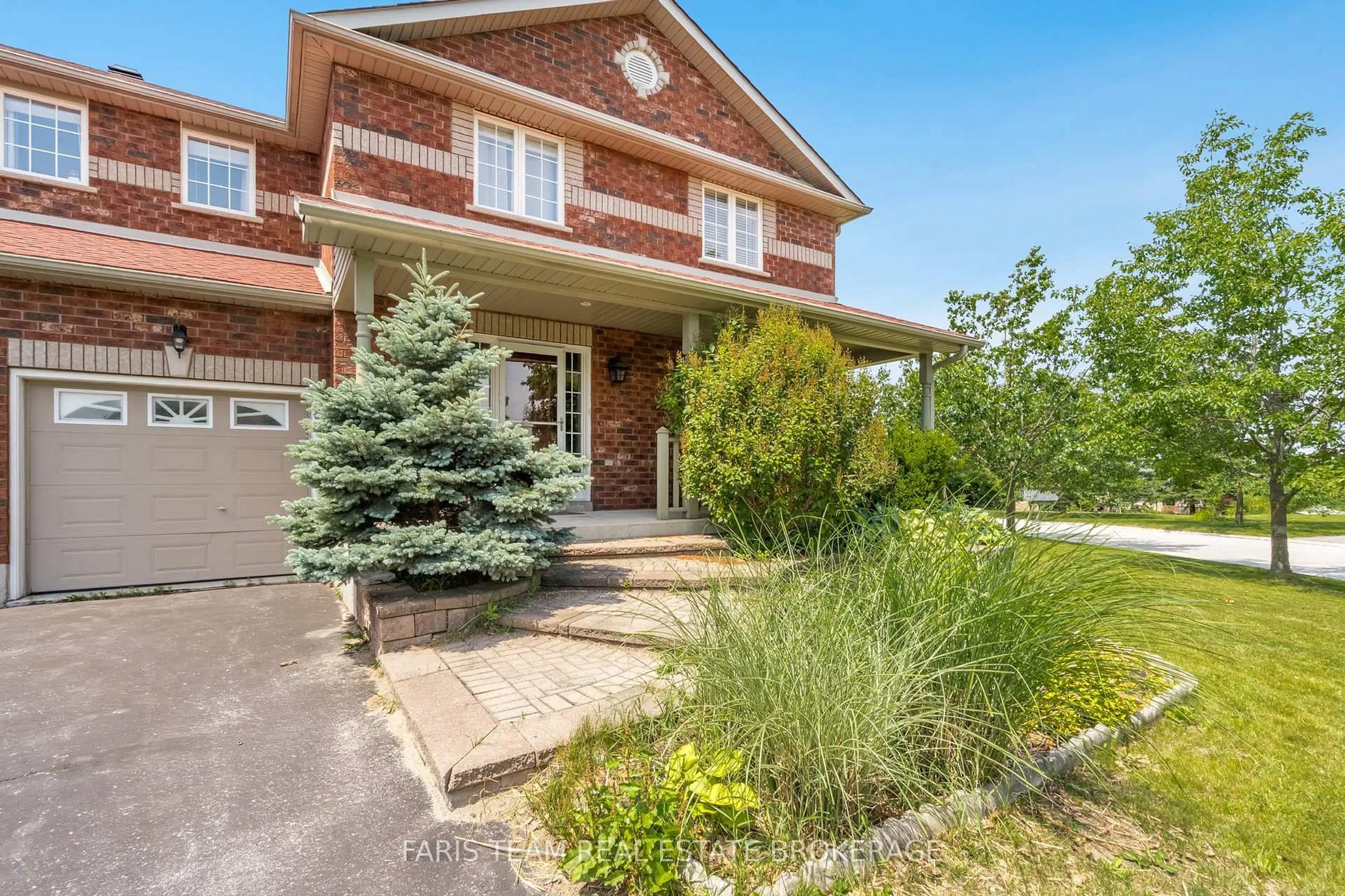 Home with brick exterior material, street for 27 Capilano Crt, Barrie Ontario L4M 7E6