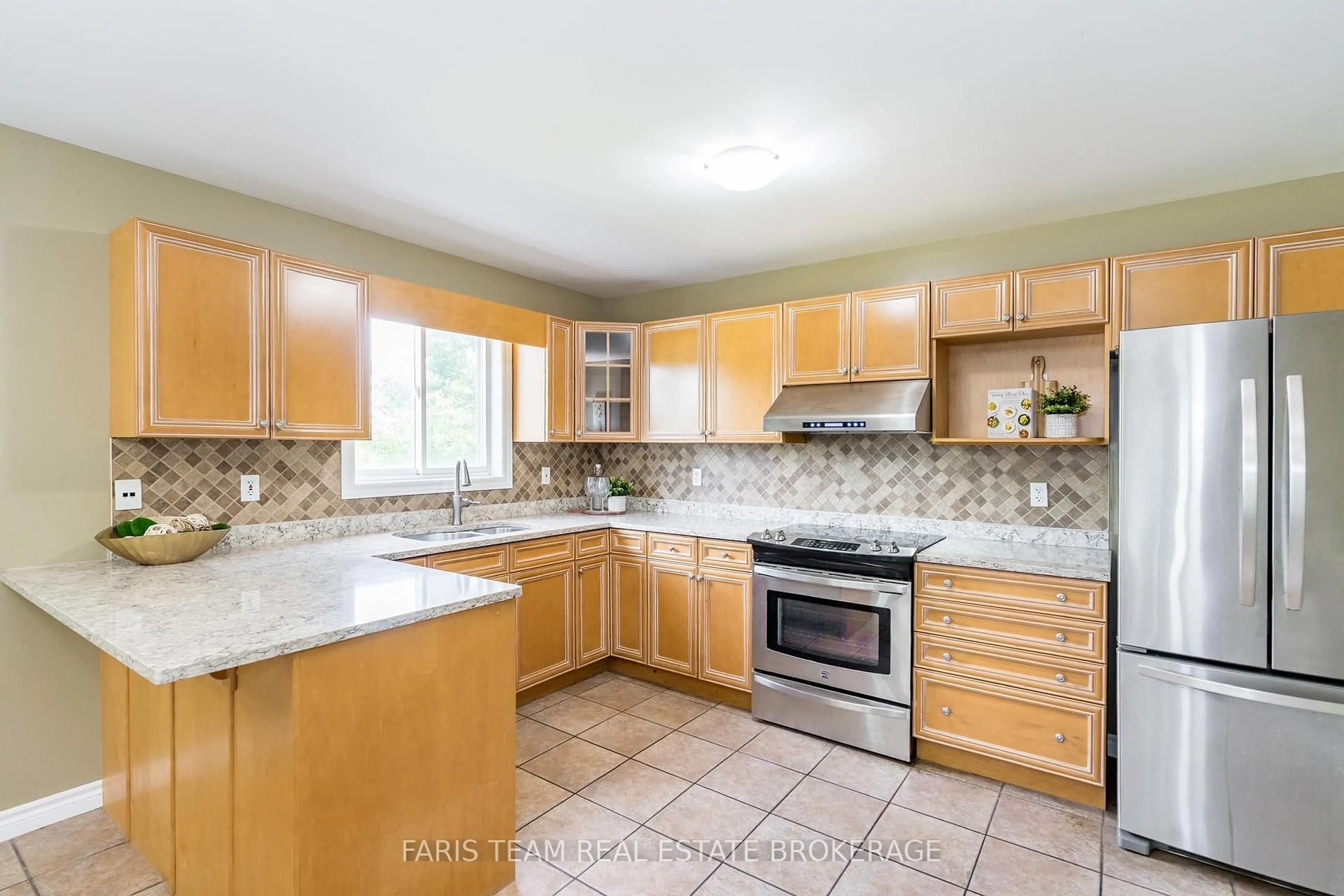 Standard kitchen, ceramic/tile floor for 27 Capilano Crt, Barrie Ontario L4M 7E6